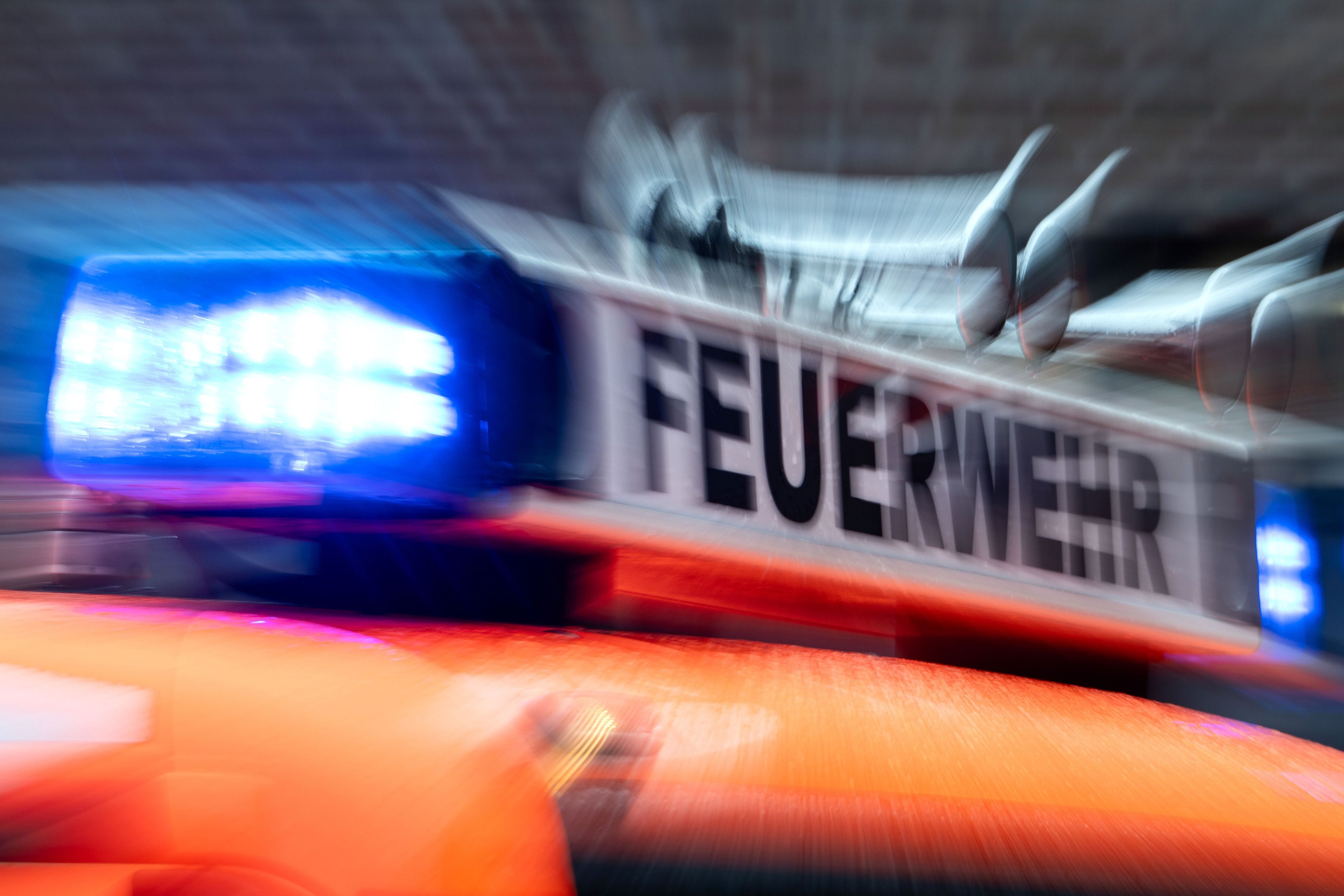 Ein Einsatzfahrzeug der Feuerwehr mit Blaulicht.