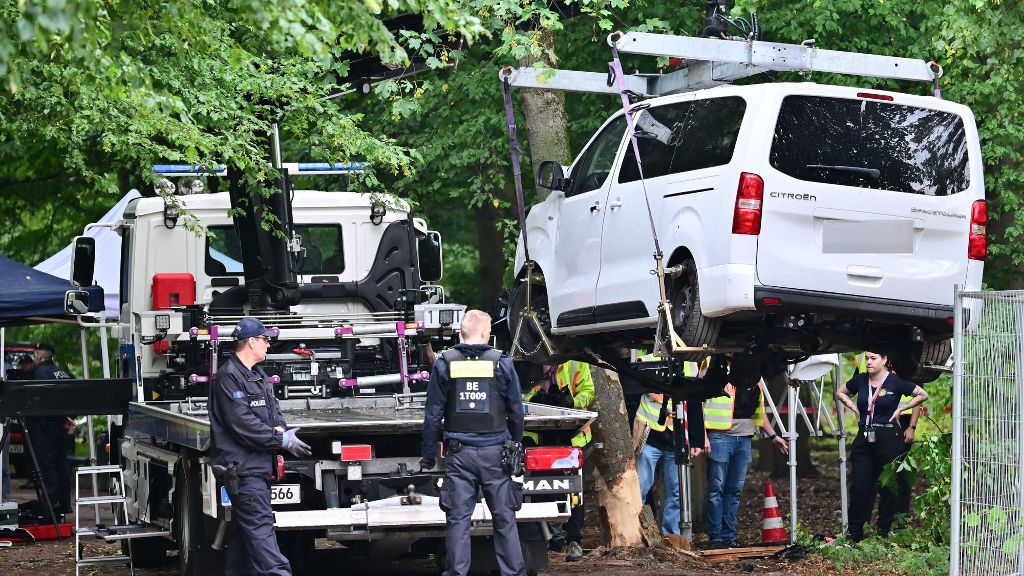 Mit diesem Auto, das im Bereich des Tiergartens gegen einen Baum gefahren war, fuhr mutmaßlich Abdul B. in die Menschenmenge beim Berliner CSD.