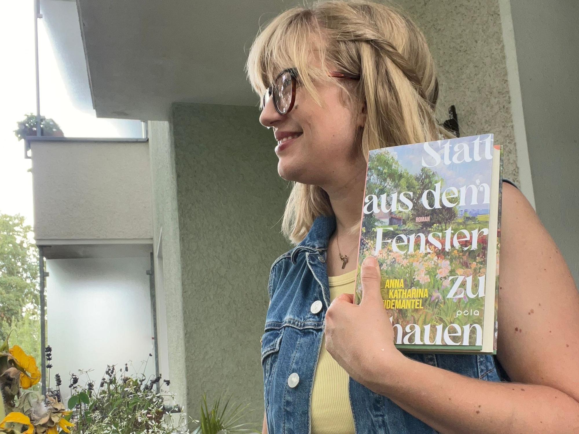 Luise Ritter auf ihrem Balkon