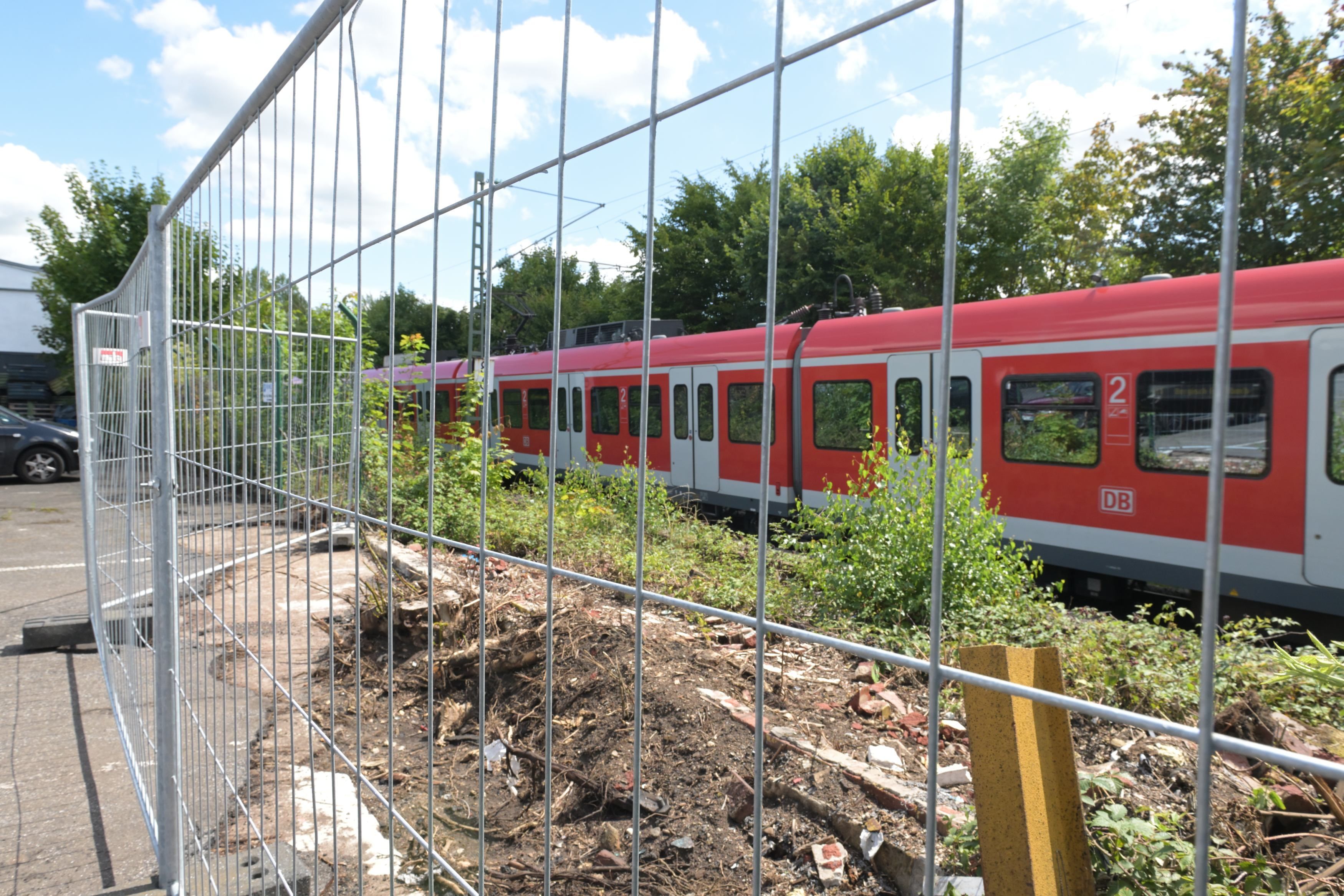 Das Foto zeigt eine S-Bahn am Gladbacher Gleisdreieck