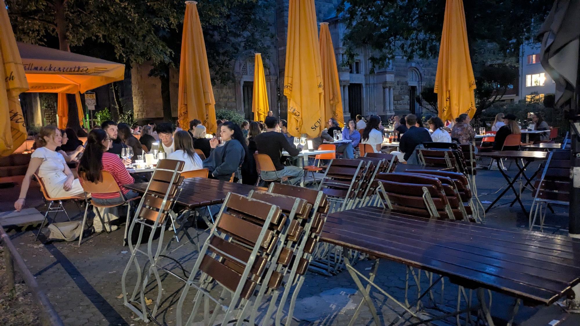 Während die Außengastronomie bei „Tante Kurt“ um 22 Uhr schließen muss, darf das „Hallmackenreuther“ direkt daneben noch zwei Stunden länger geöffnet bleiben.