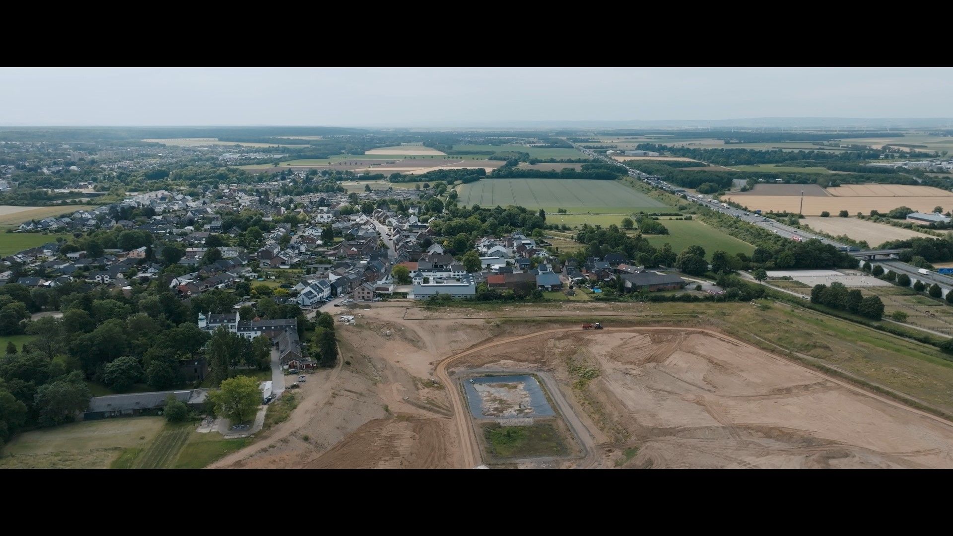 Zu sehen ist die ehemalige Kiesgrube in Erftstadt-Blessem von oben.