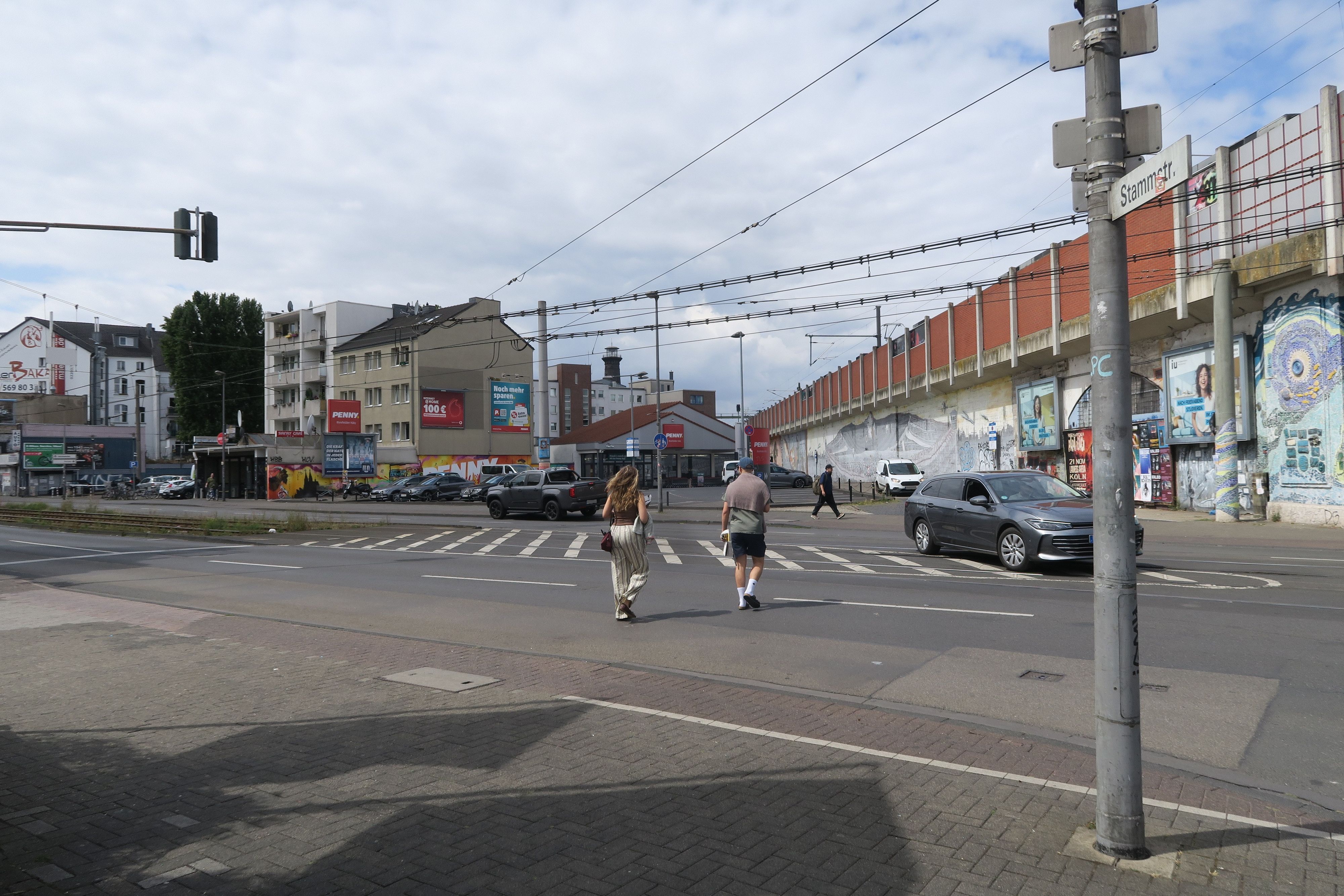 Nicht ungefährlich: In Höhe der Stammstraße wechseln ständig Fußgänger ungesichert auf die andere Seite des Ehrenfeldgürtels.