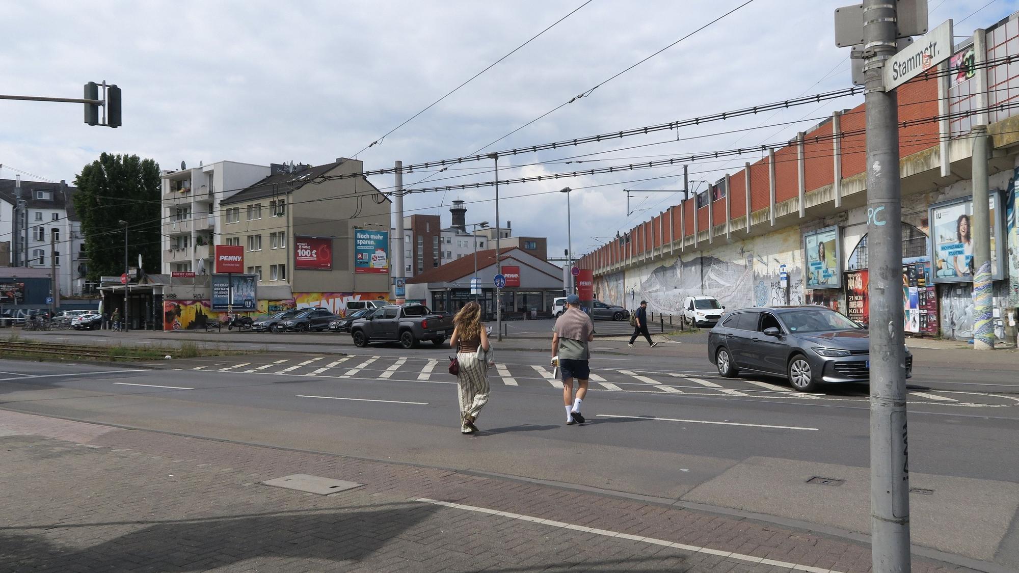 Nicht ungefährlich: In Höhe der Stammstraße wechseln ständig Fußgänger ungesichert auf die andere Seite des Ehrenfeldgürtels.