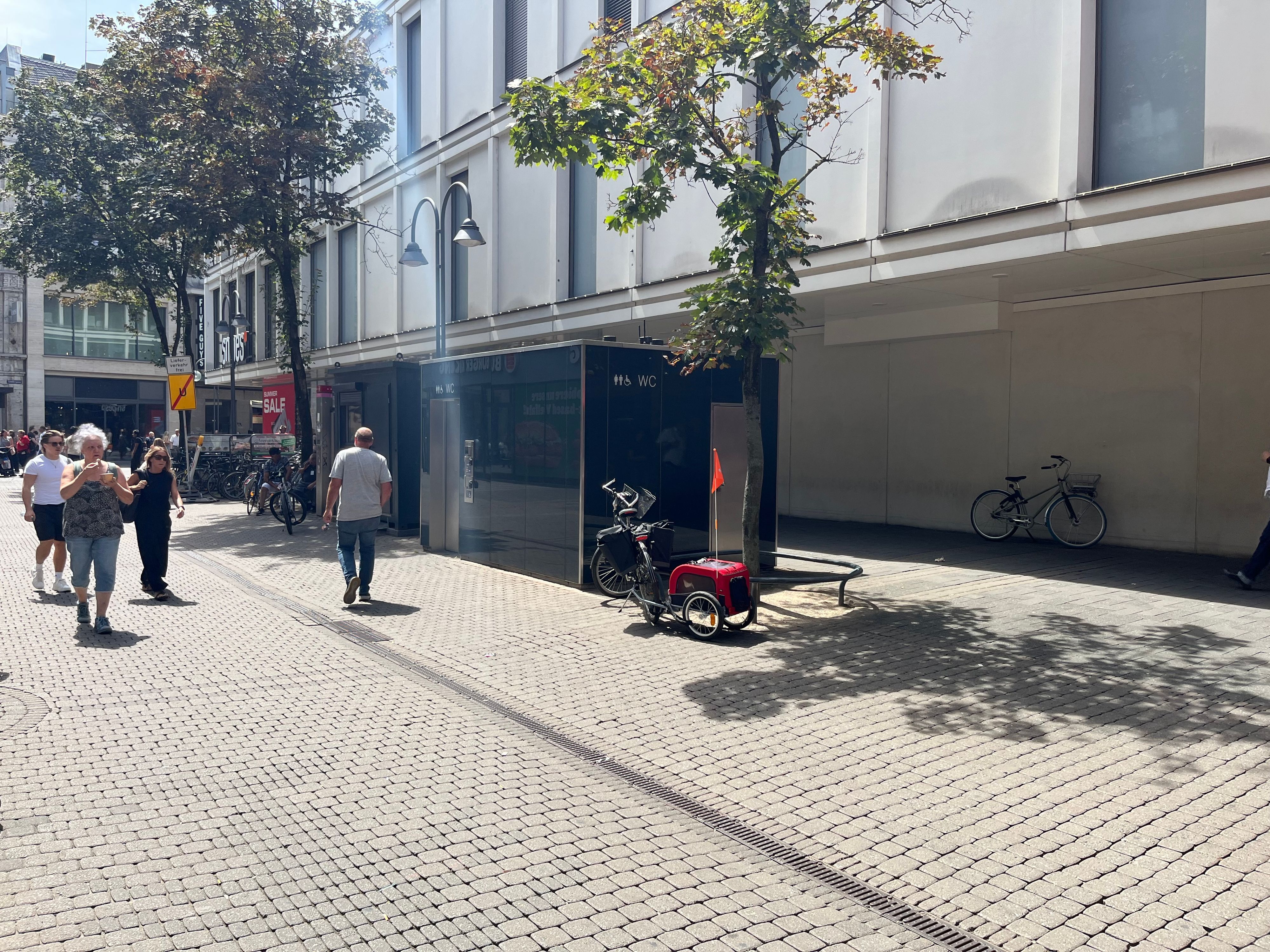 Rechts das Toilettenhäuschen in der Krebsgasse, links der Container für die Wachleute.