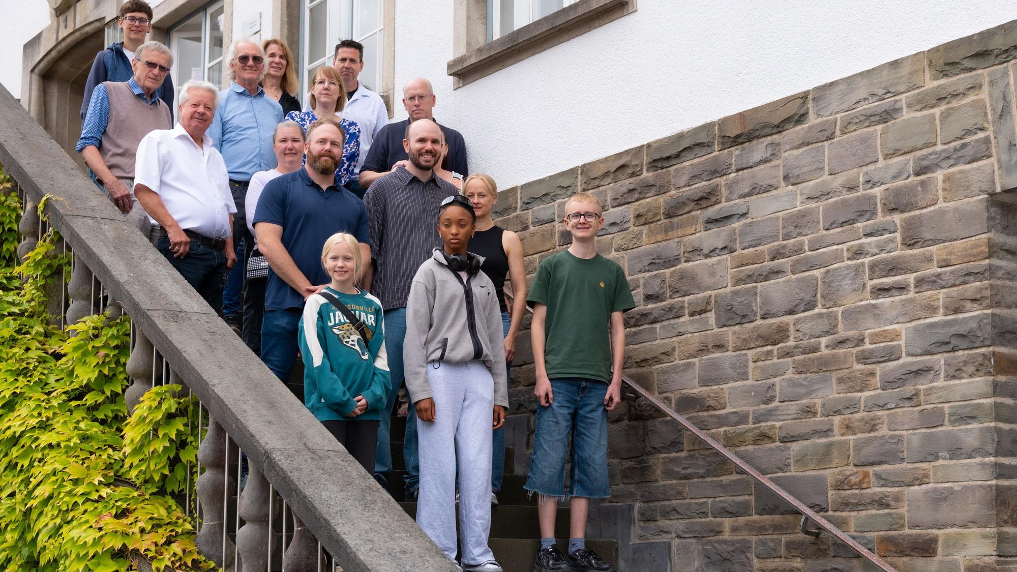 Das Foto zeigt eine Gruppe von Menschen auf der Treppe vor dem Wipperfürther Rathaus.