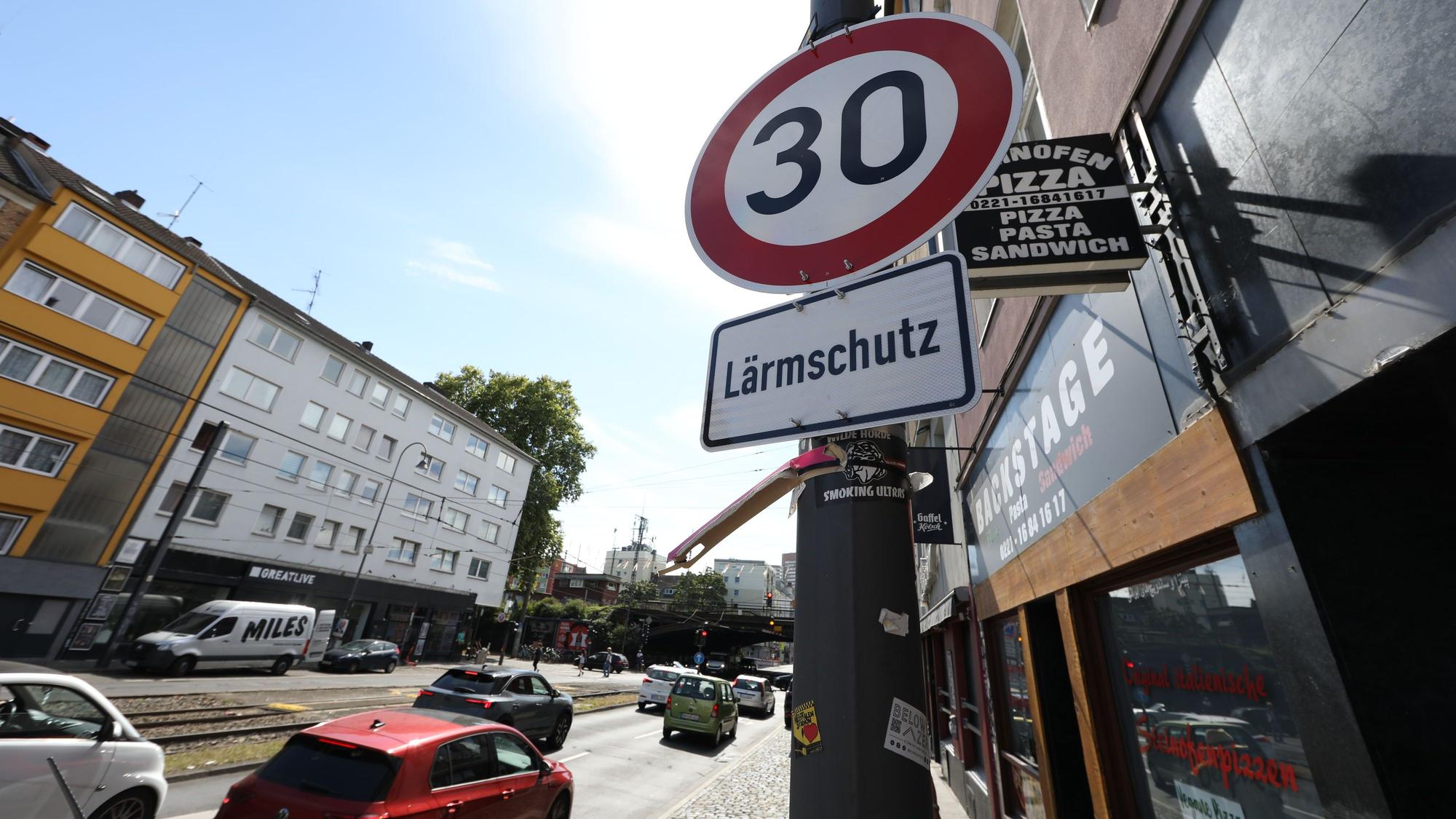 Die Stadt Köln hat auf der Luxemburger Straße in beiden Fahrtrichtungen die Höchstgeschwindigkeit auf 30 Kilometer pro Stunde reduziert.
