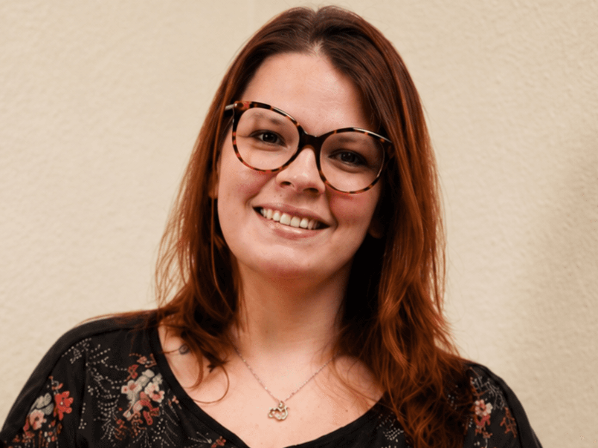 Auf dem Bild ist eine Frau zu sehen, die sich in einer Elterninitiative engagiert.