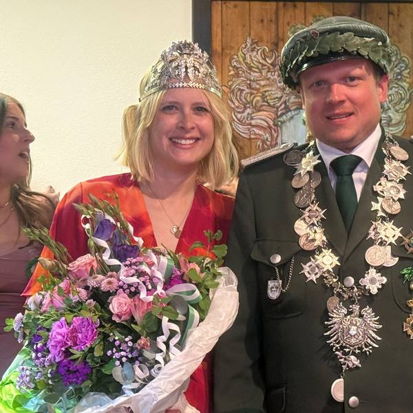 Ein glückliches Königspaar: Julian und Jana Schenk.