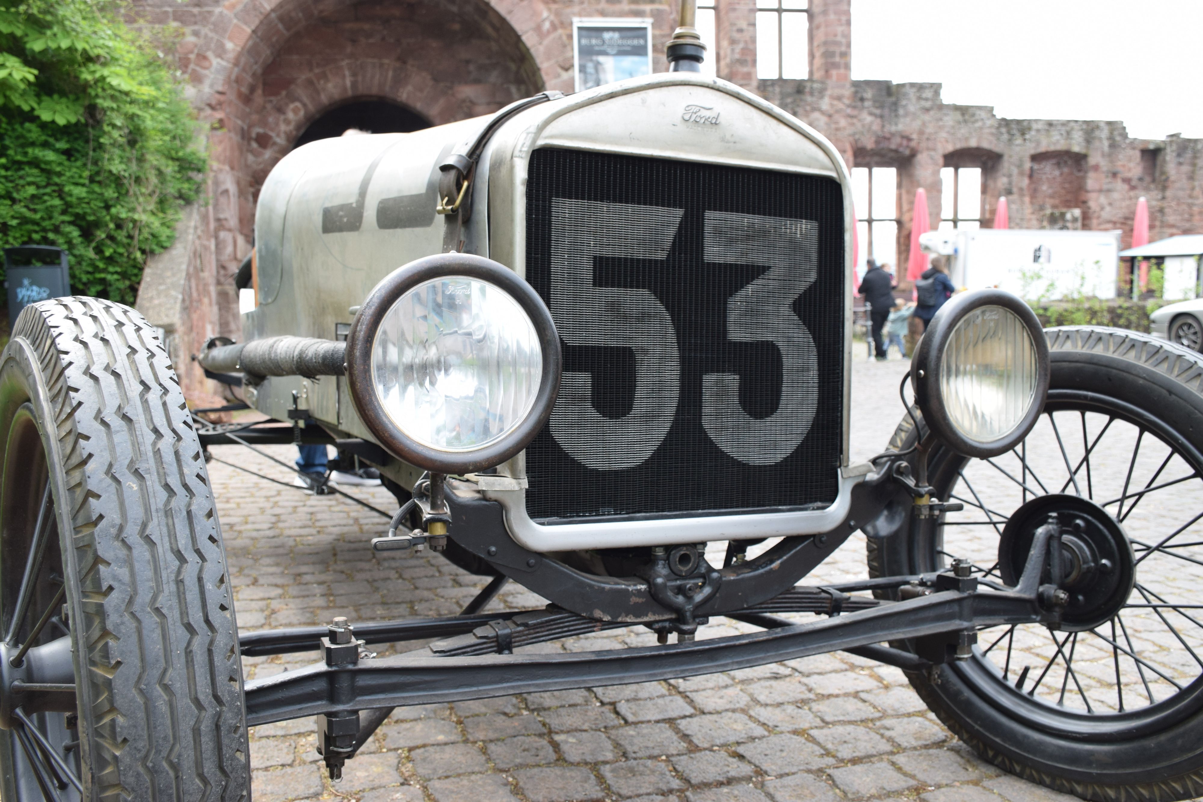 Der Nachbau des Fords mit der Startnummer 53 von vorne.