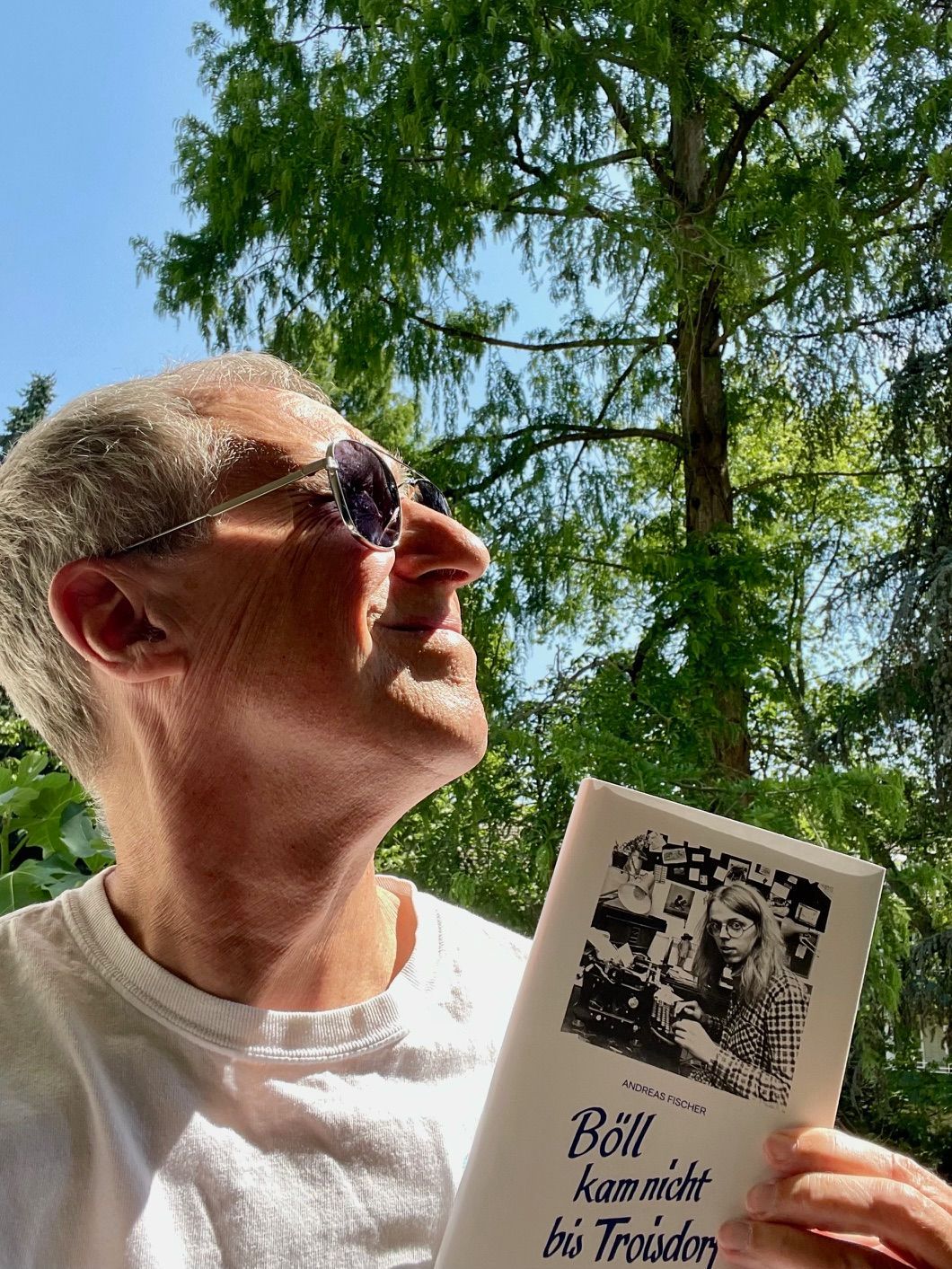 Martin Oehlen mit Buch im Grünen
