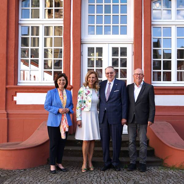 Zwei Frauen und zwei Männer lächeln in die Kamera.