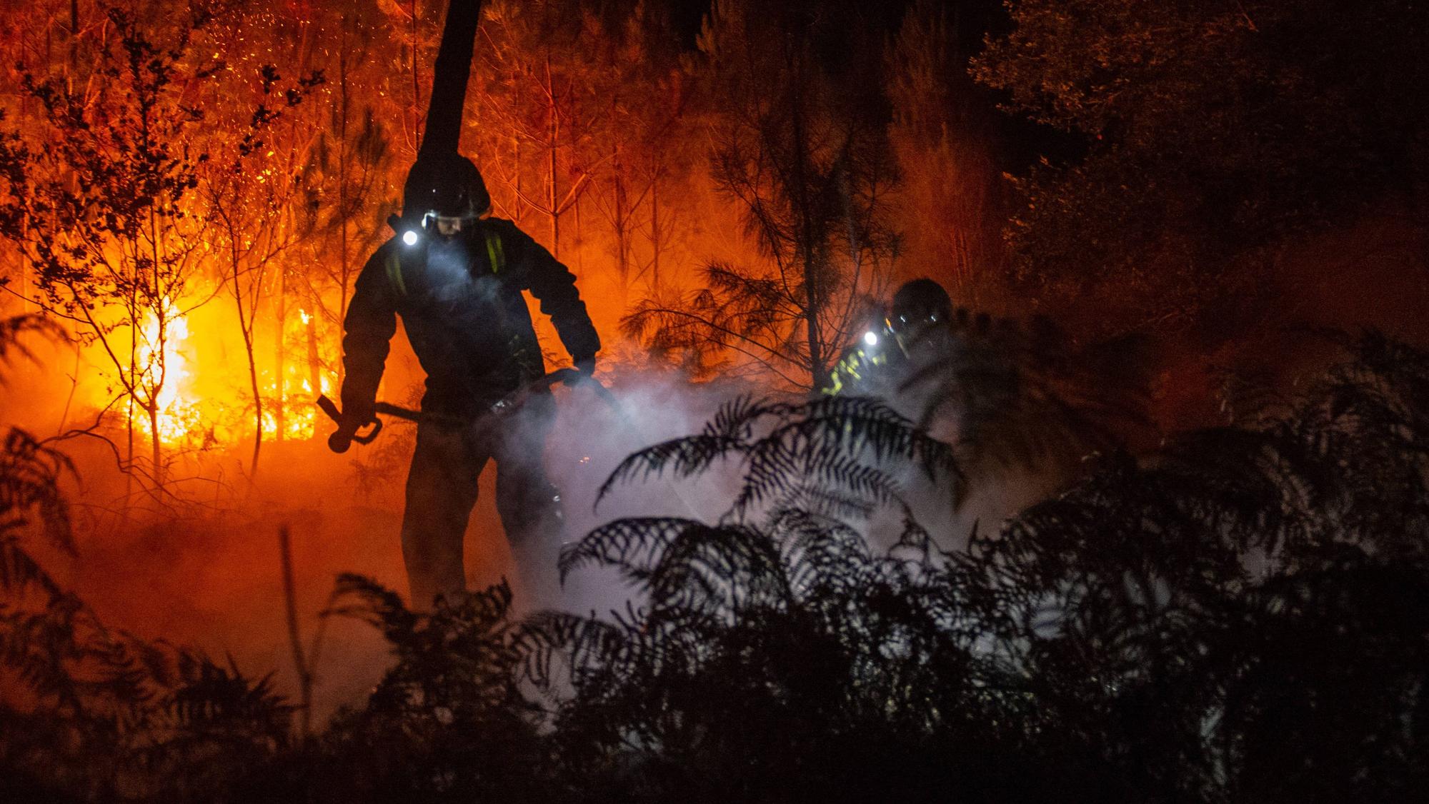 Französische Feuerwehrleute beim Kampf gegen die Flammen.