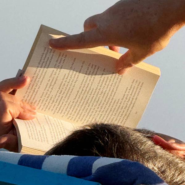 Lesender am Strand