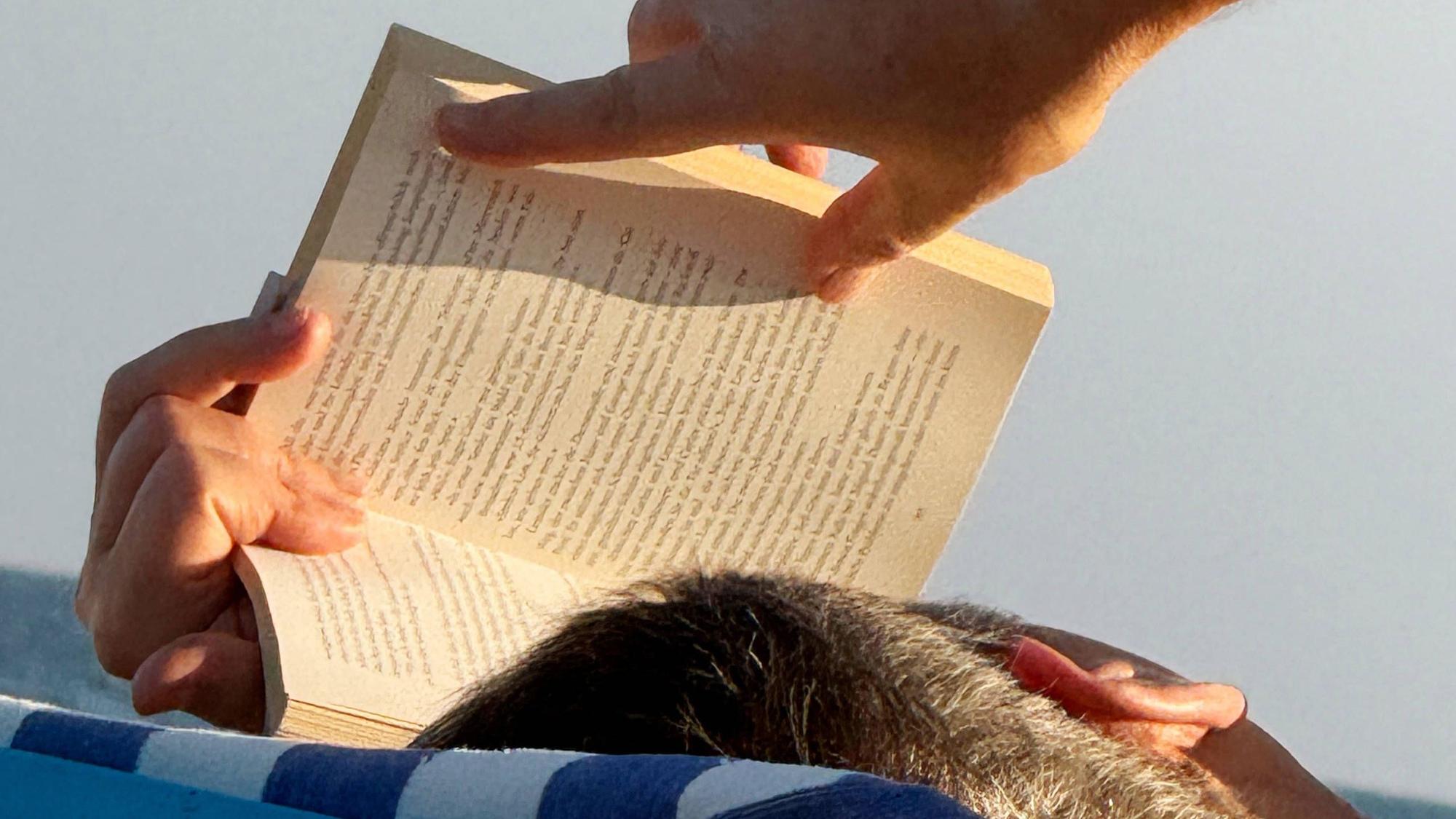 Lesender am Strand