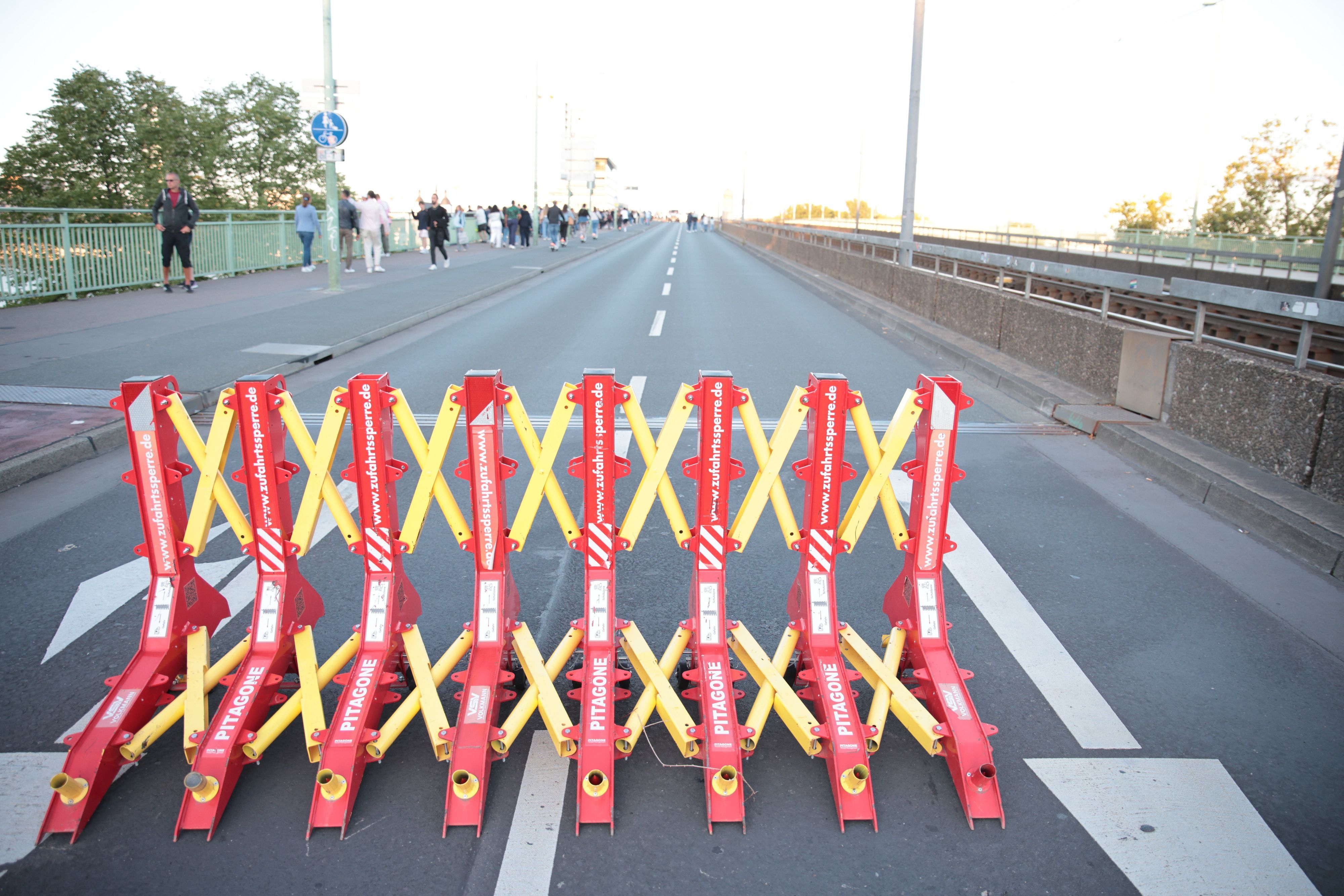 Sperrung der Deutzer Brücke bei den Kölner Lichtern.