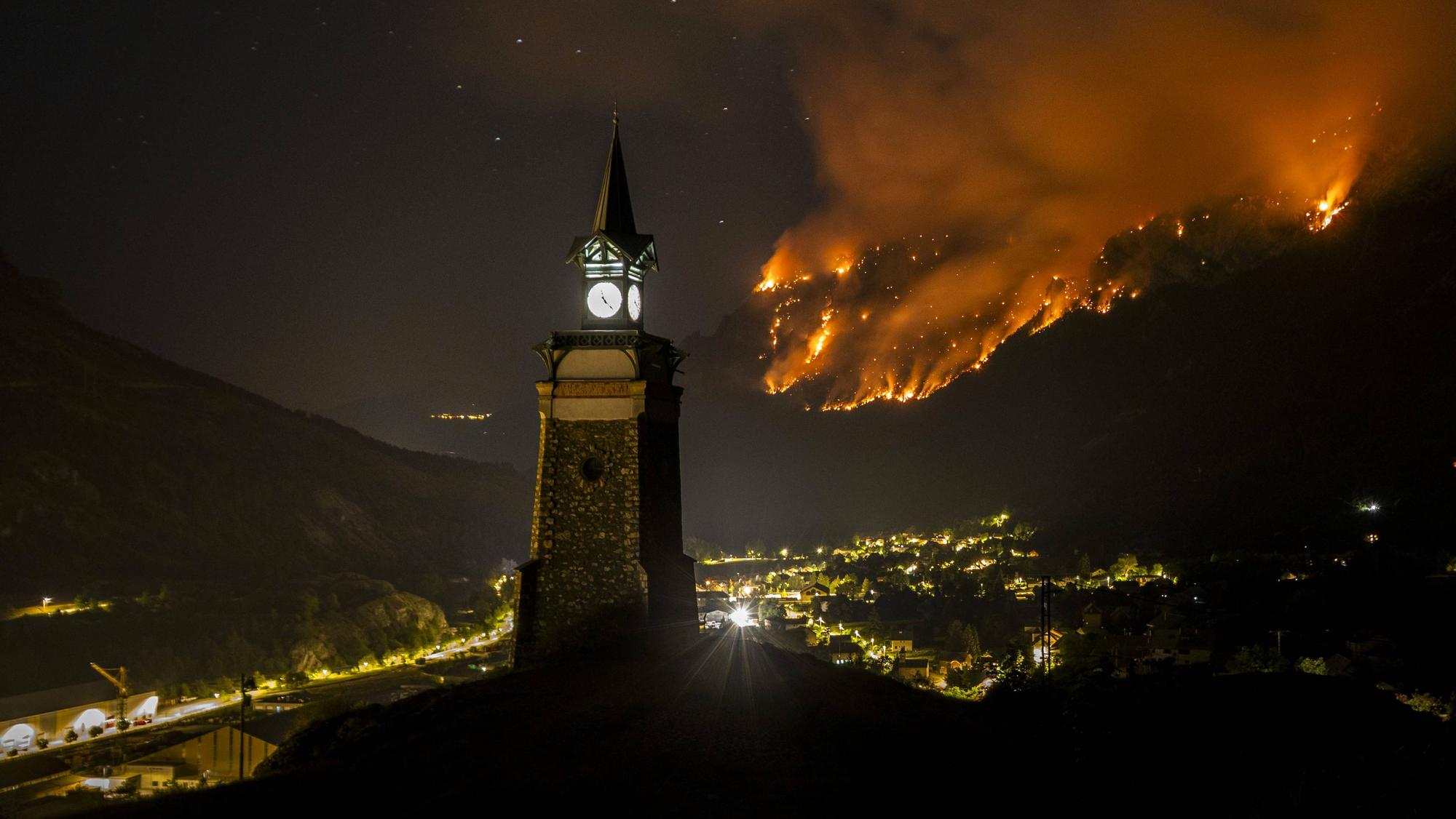 Ein gewaltiger Waldbrand verwüstet die Berge oberhalb der Ortschaft L’Argentière-la-Bessée in Frankreich.