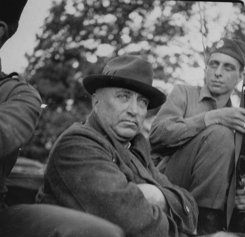Robert Ley nach seiner Festnahme 1945 durch Truppen der Alliierten.