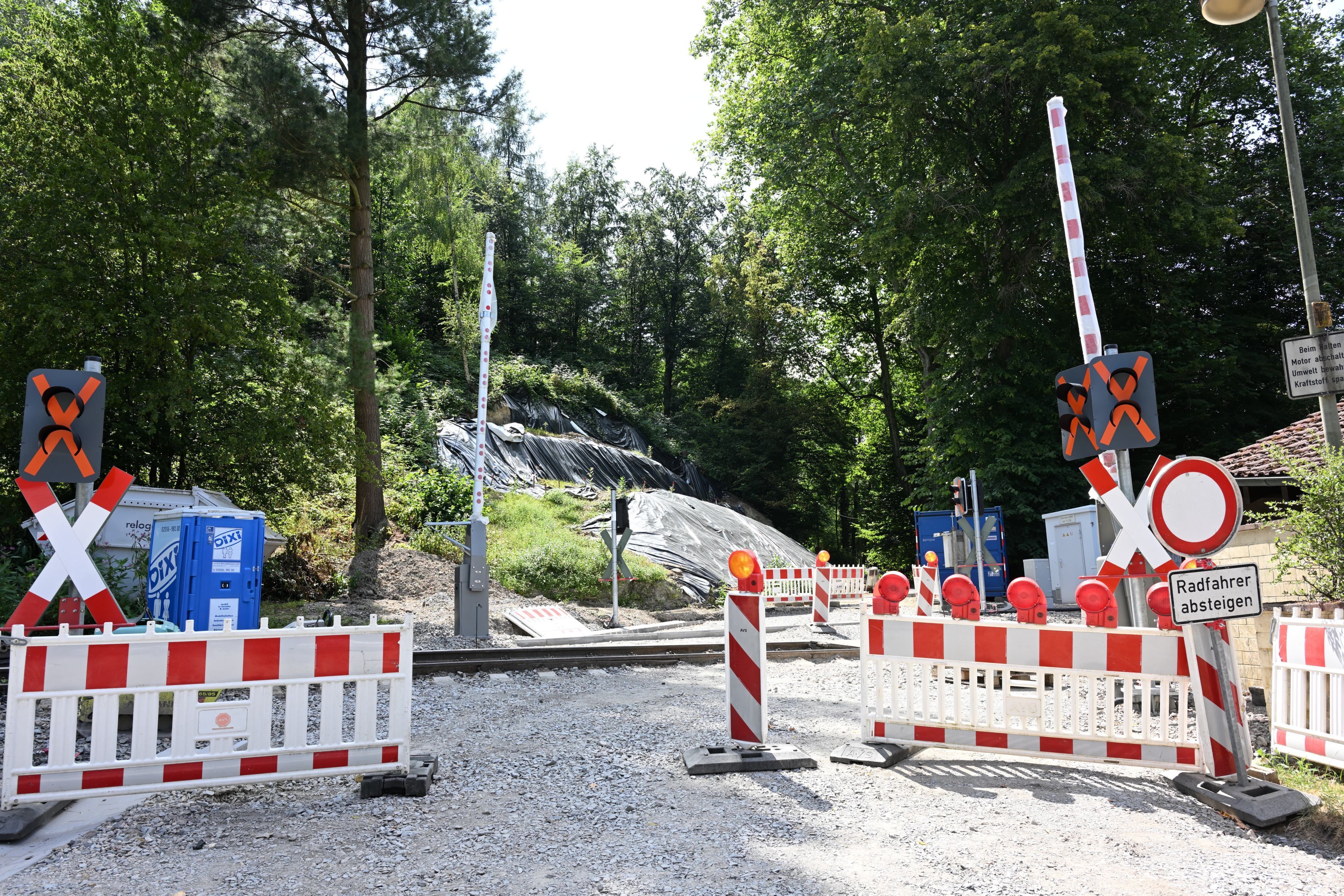 Ein Warnsignal, Baken, im Hintergrund ein Hang mit Folie