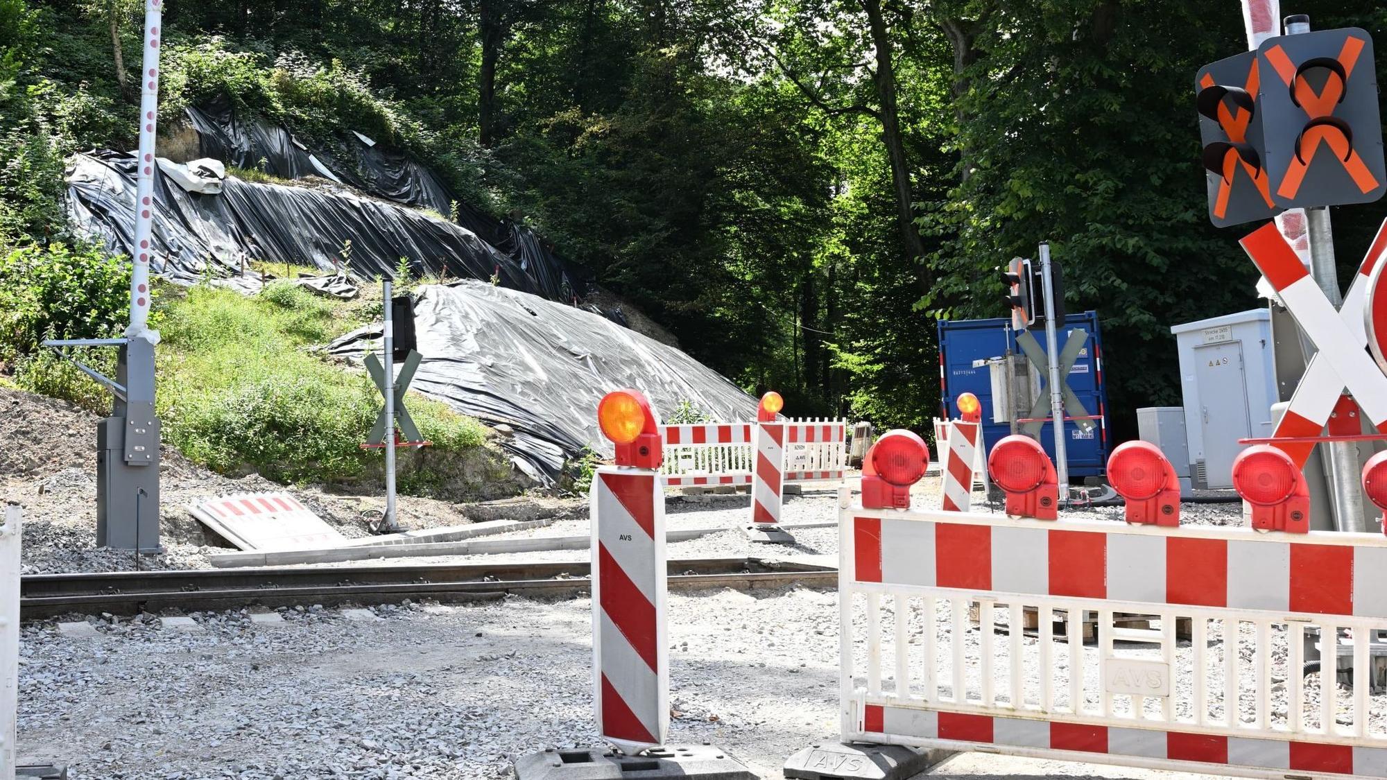 Ein Warnsignal, Baken, im Hintergrund ein Hang mit Folie