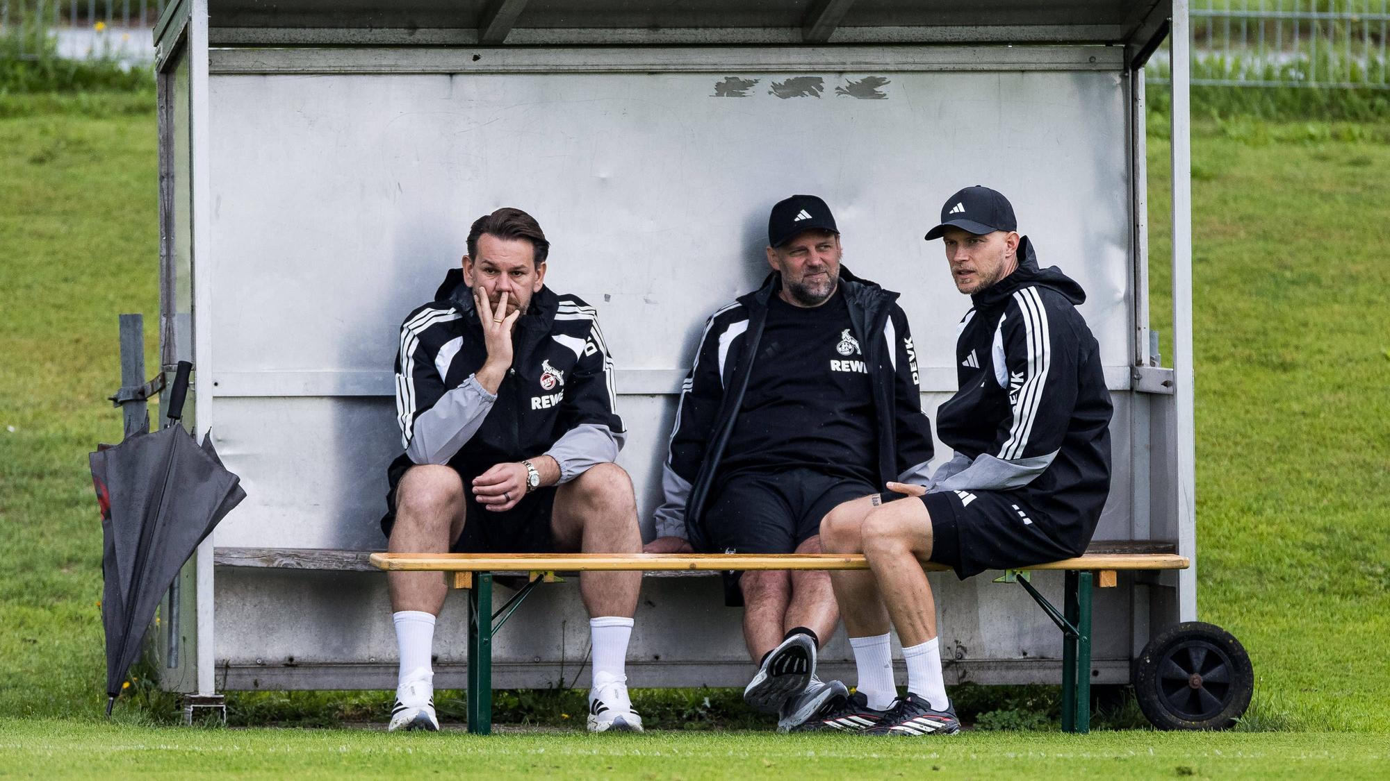 Sportchef Thomas Kessler, Kaderplaner Tim Steidten Director und Cheftrainer René Wagner stehen auch im Trainingslager in Kitzbühel ständig im Austausch.