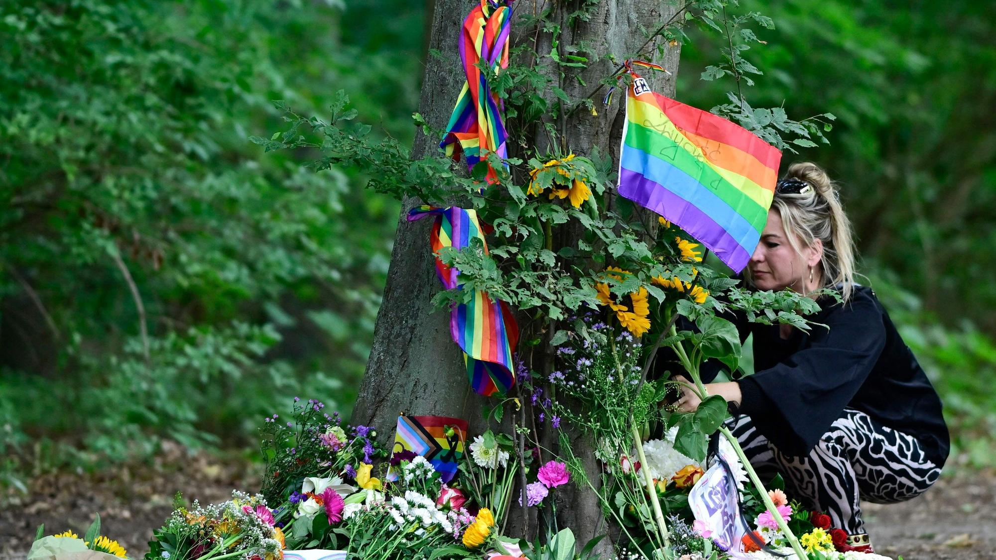 Trauer nach dem Anschlag am Rande des CSD in Berlin