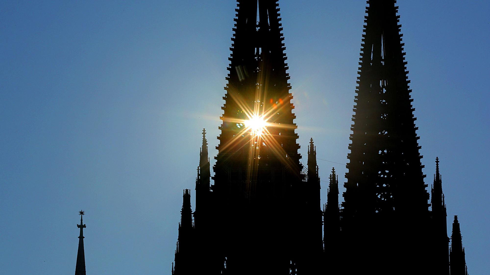 Sonnenstrahlen dringen durch den Nordturm des Kölner Doms. In den kommenden Tagen wird es erneut heiß im Rheinland. (Archivbild)