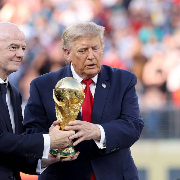 US-Präsident Donald Trump und Fifa-Präsident Gianni Infantino (l.) posieren mit dem WM-Pokal.