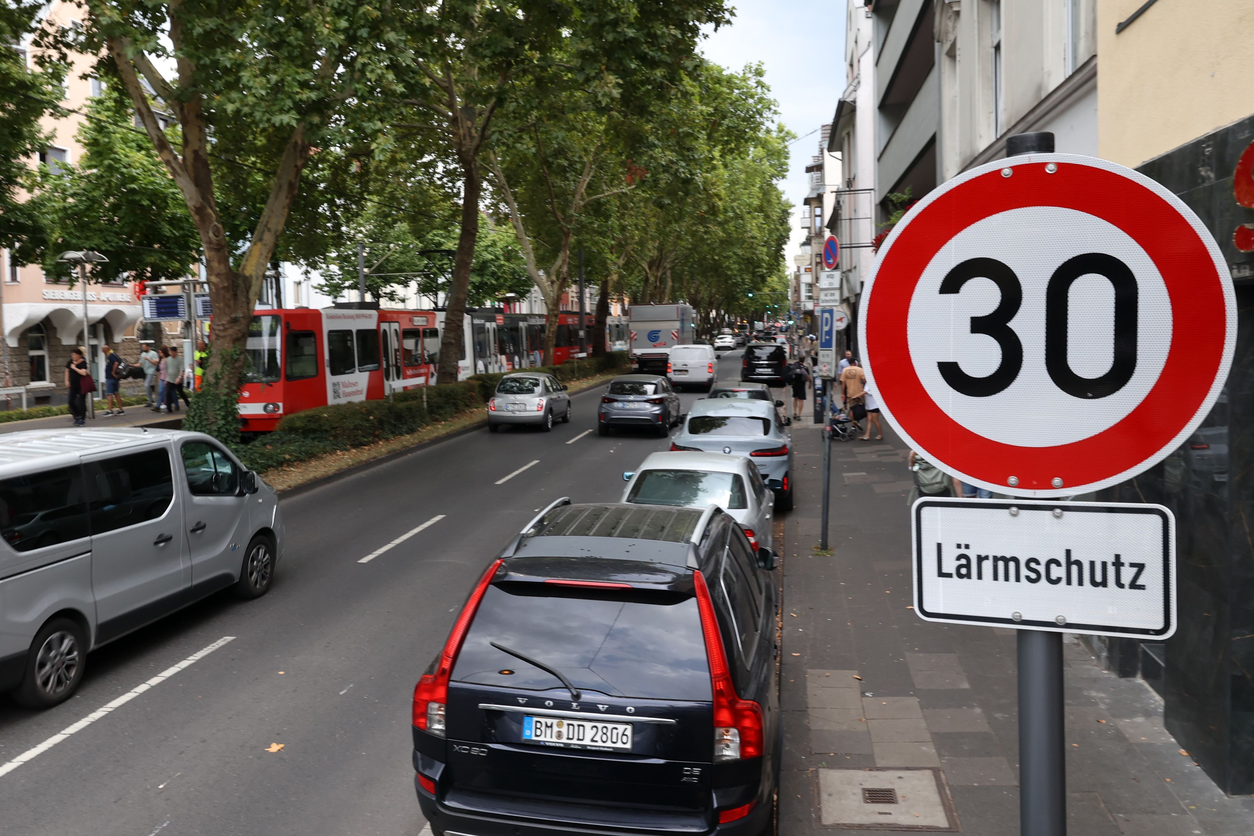 Die Stadt Köln hat auf der Luxemburger Straße zwischen Barbarossaplatz und Militärringstraße in beiden Fahrtrichtungen die Höchstgeschwindigkeit auf 30 Stundenkilometer reduziert.