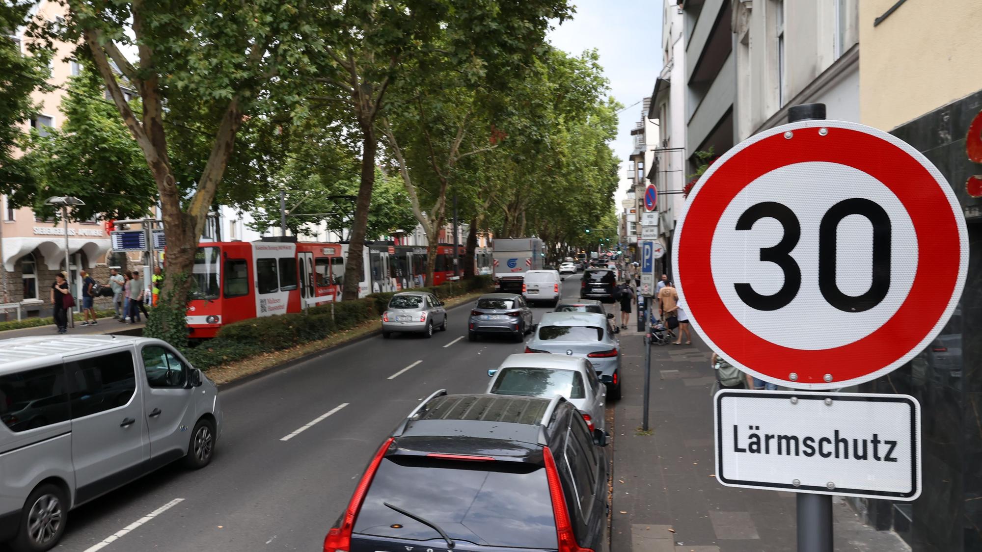 Die Stadt Köln hat auf der Luxemburger Straße zwischen Barbarossaplatz und Militärringstraße in beiden Fahrtrichtungen die Höchstgeschwindigkeit auf 30 Stundenkilometer reduziert.