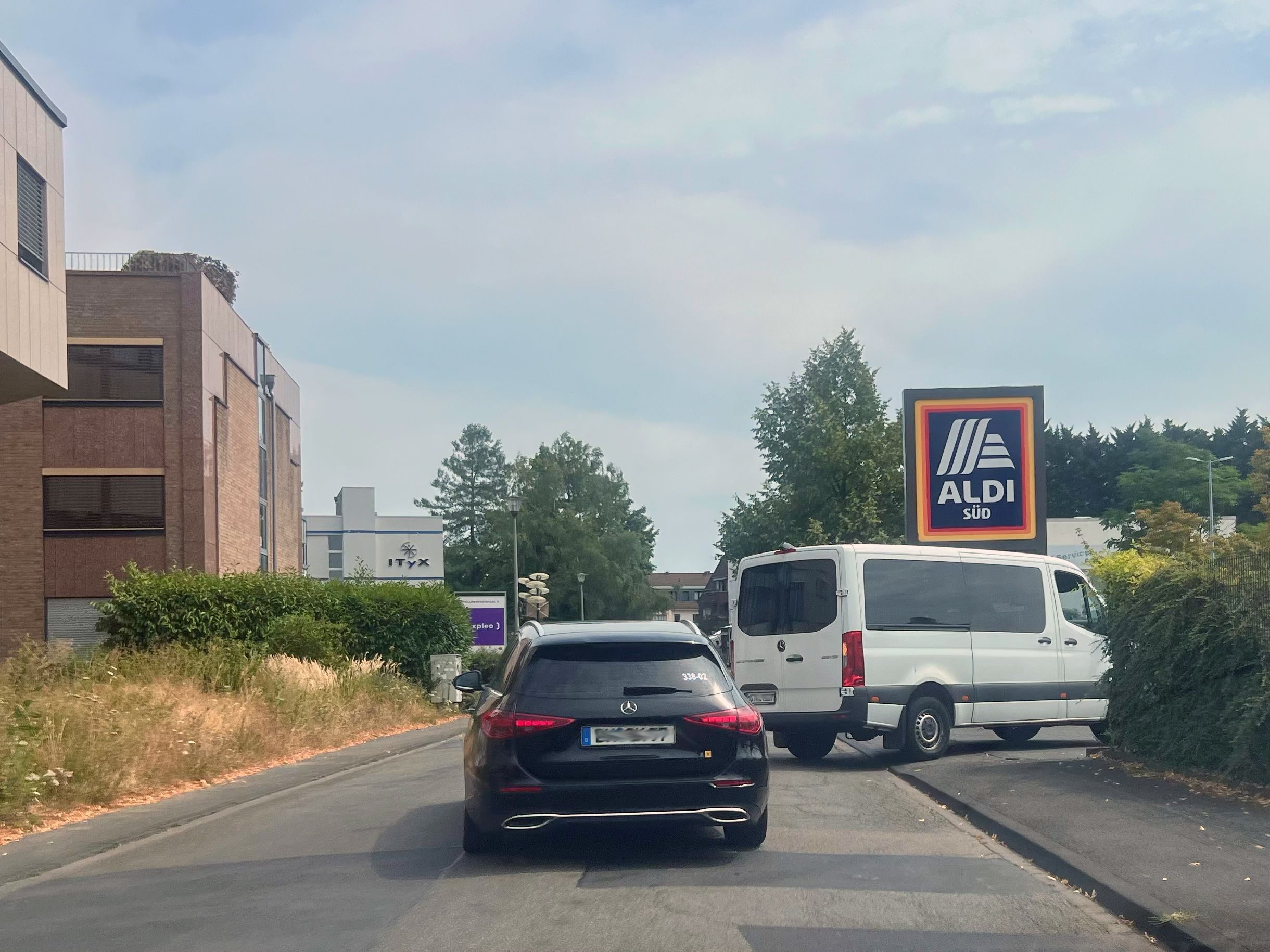 Die SPD in der Bezirksvertretung Porz kritisiert, dass die Ein- und Ausfahrtsituation beim Aldi-Markt an der Stollwerckstraße bei den Planungen nicht berücksichtigt worden ist.