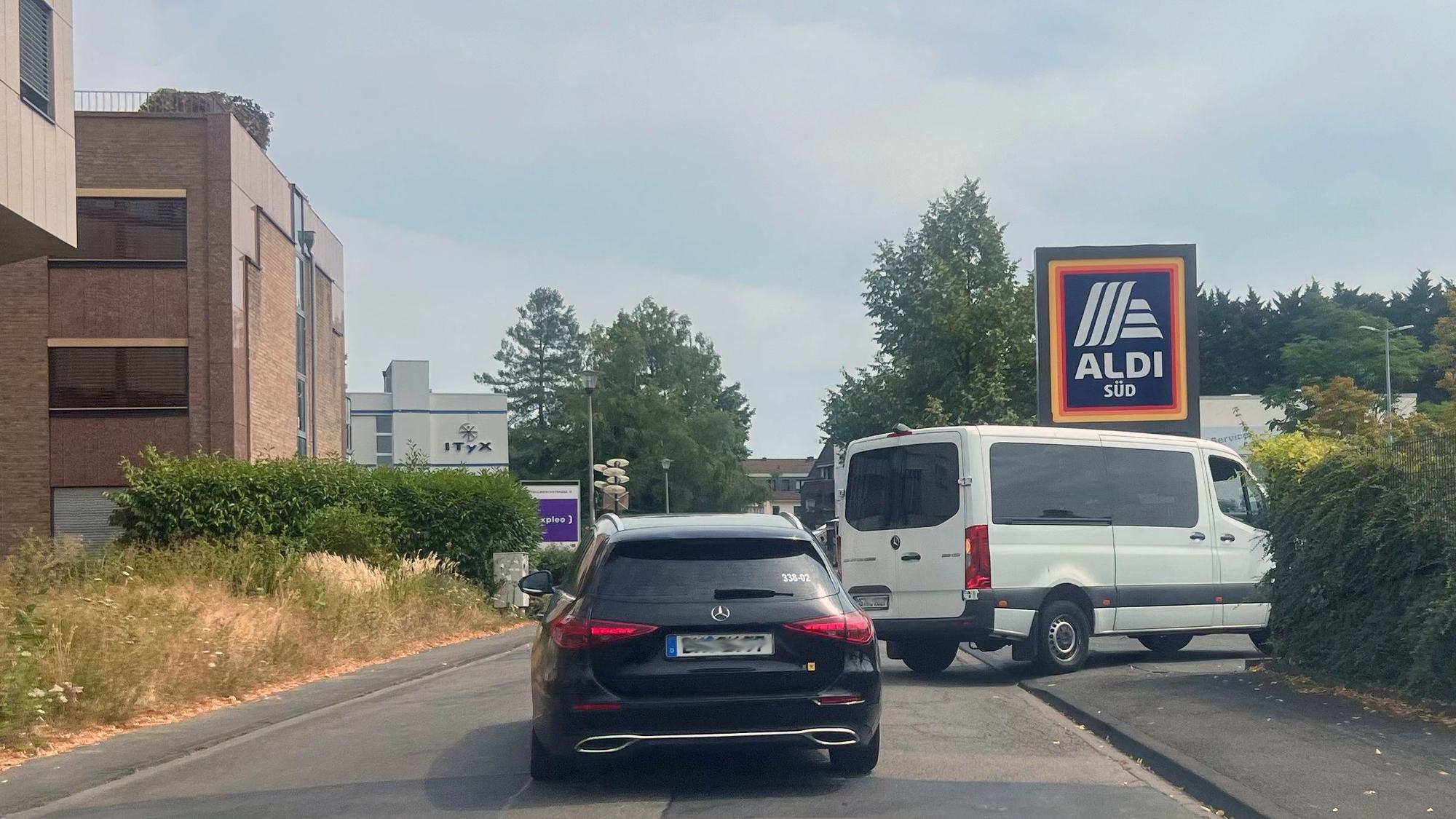 Die SPD in der Bezirksvertretung Porz kritisiert, dass die Ein- und Ausfahrtsituation beim Aldi-Markt an der Stollwerckstraße bei den Planungen nicht berücksichtigt worden ist.