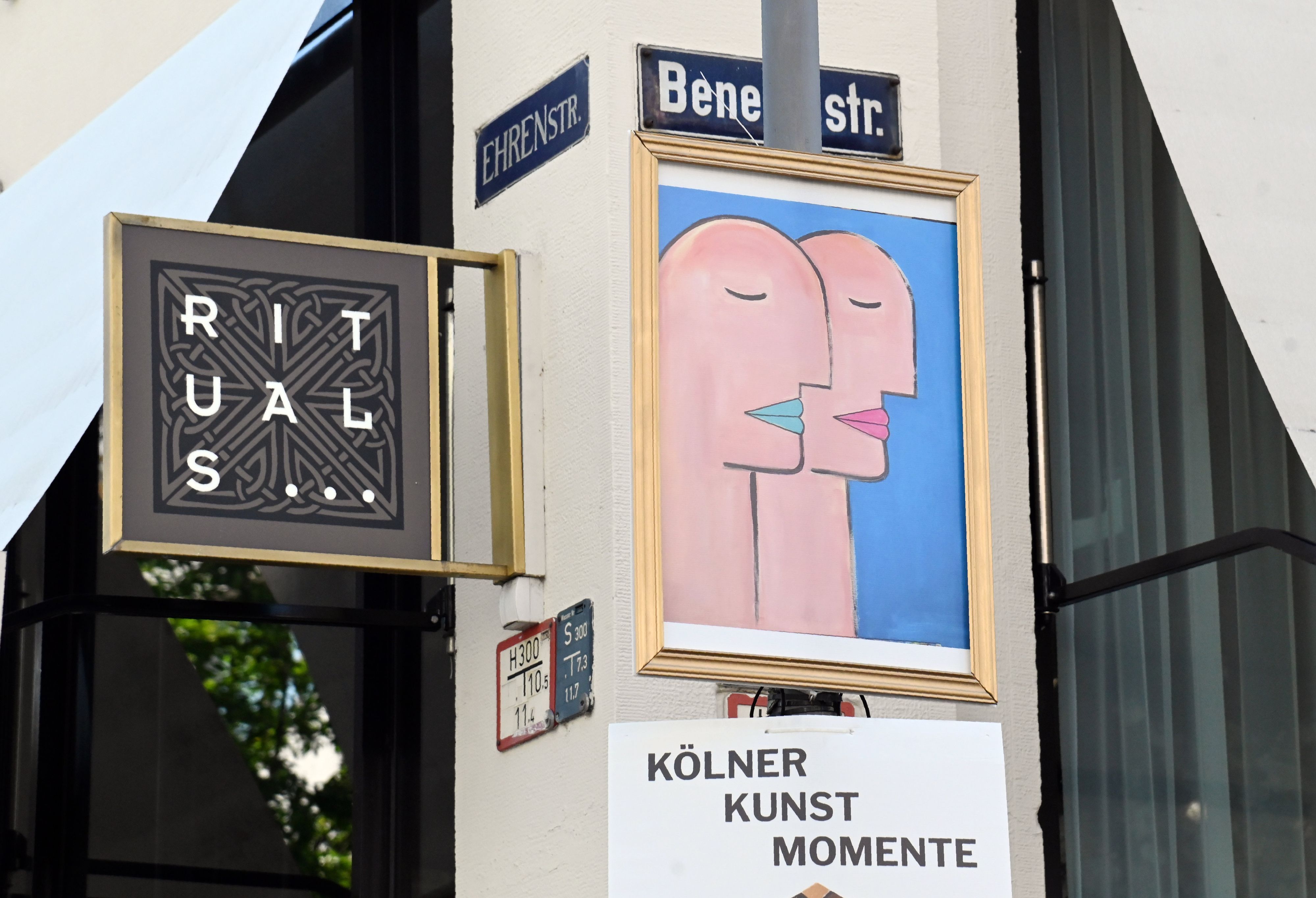 Kunst an Laternenmasten: Es hängen nun 16 Motive in der Ehrenstraße.