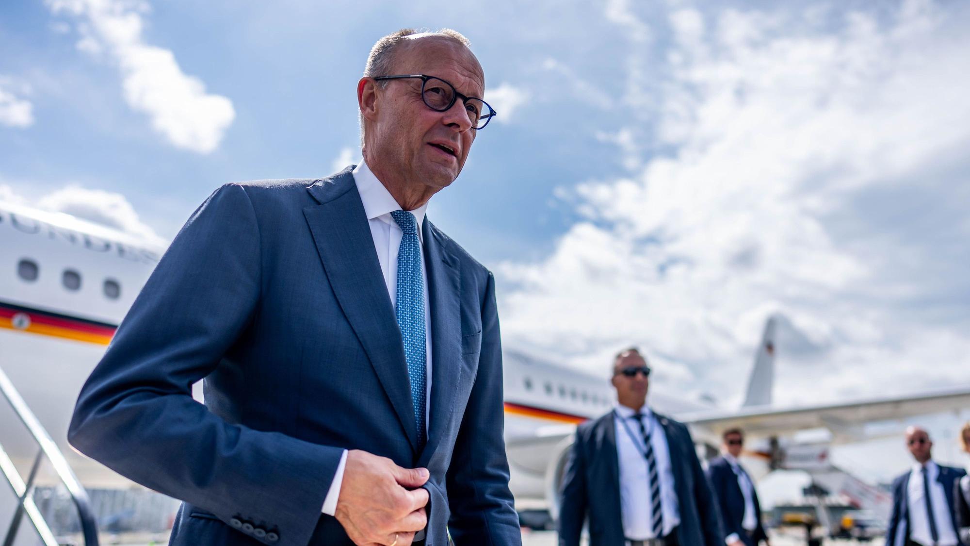 28.07.2026, Irland, Dublin: Bundeskanzler Friedrich Merz (CDU) steigt am Flughafen von Dublin aus dem Flugzeug. Anlass des Besuchs ist der Vorsitz Irlands im Rat der Europäischen Union. Foto: Michael Kappeler/dpa +++ dpa-Bildfunk +++