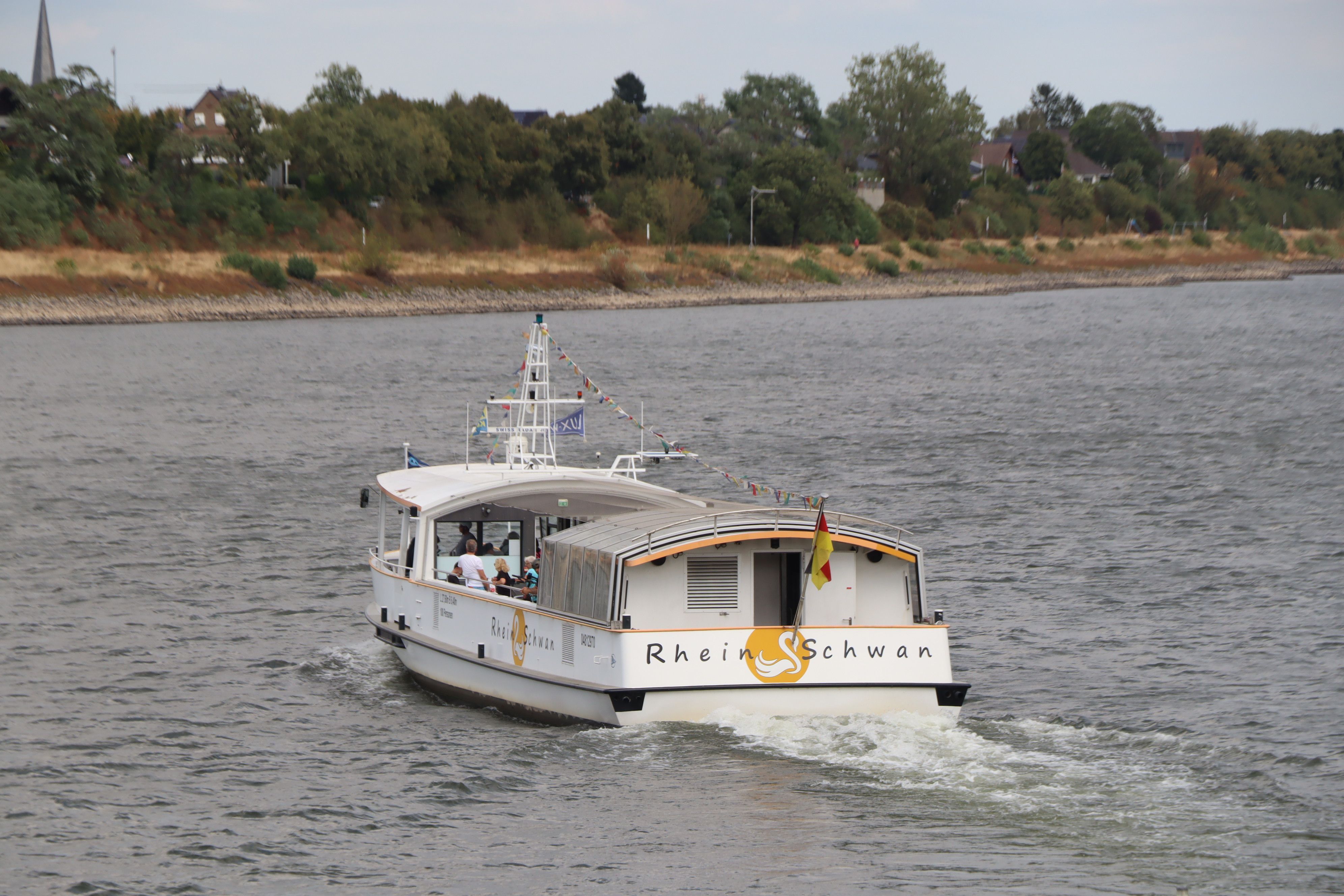 Das Bild zeigt die Fähre beim Überqueren des Rheins.