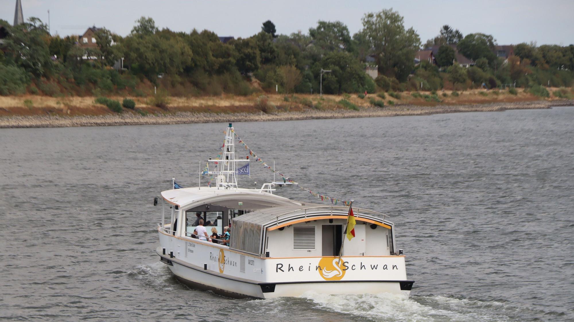Das Bild zeigt die Fähre beim Überqueren des Rheins.
