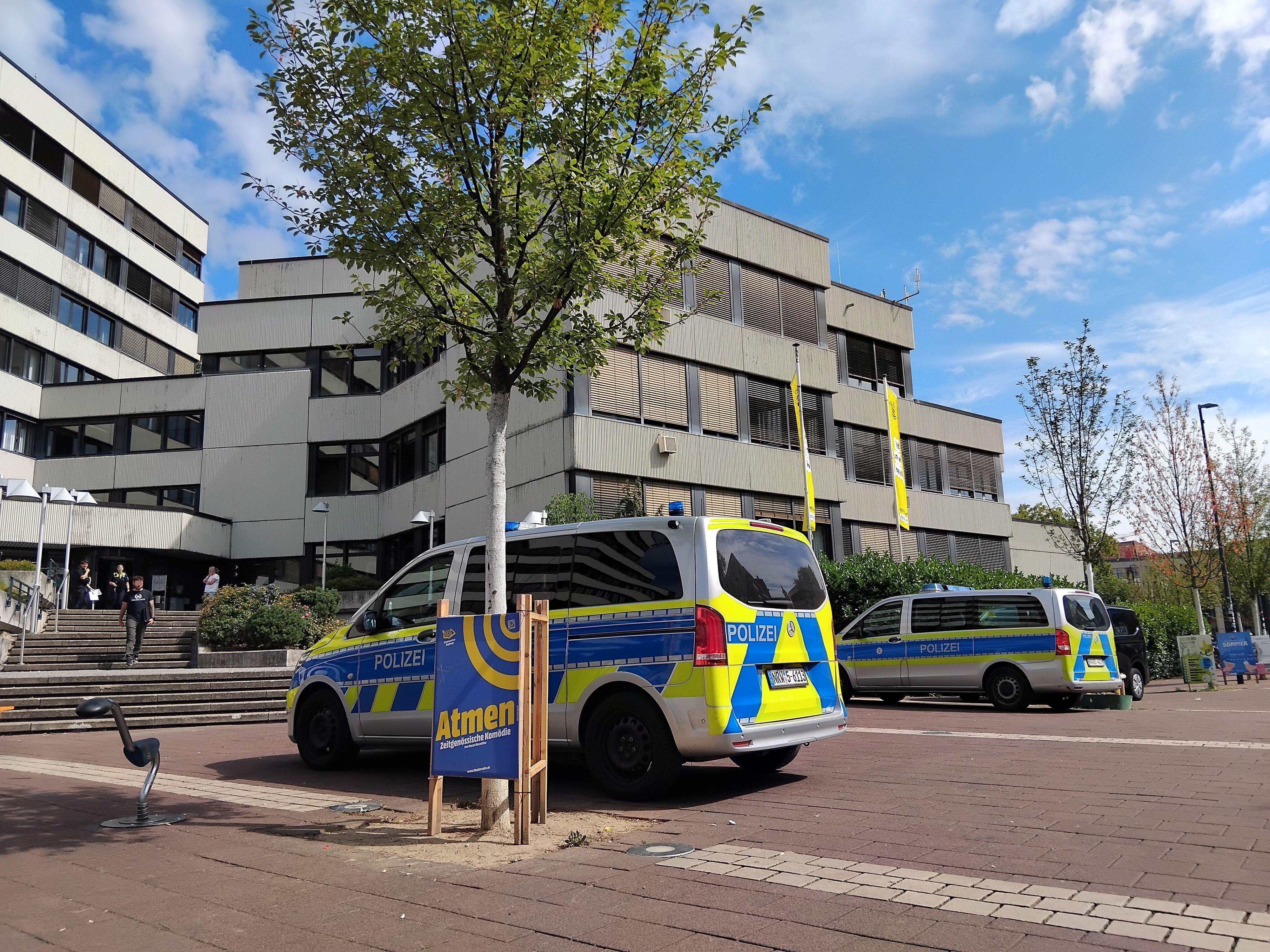 Polizeiautos vor dem Amtsgericht Siegburg