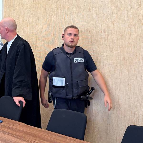 Der Angeklagte Hasan Y. (33) mit seinem Verteidiger Martin Bücher beim Prozess im Landgericht Köln.