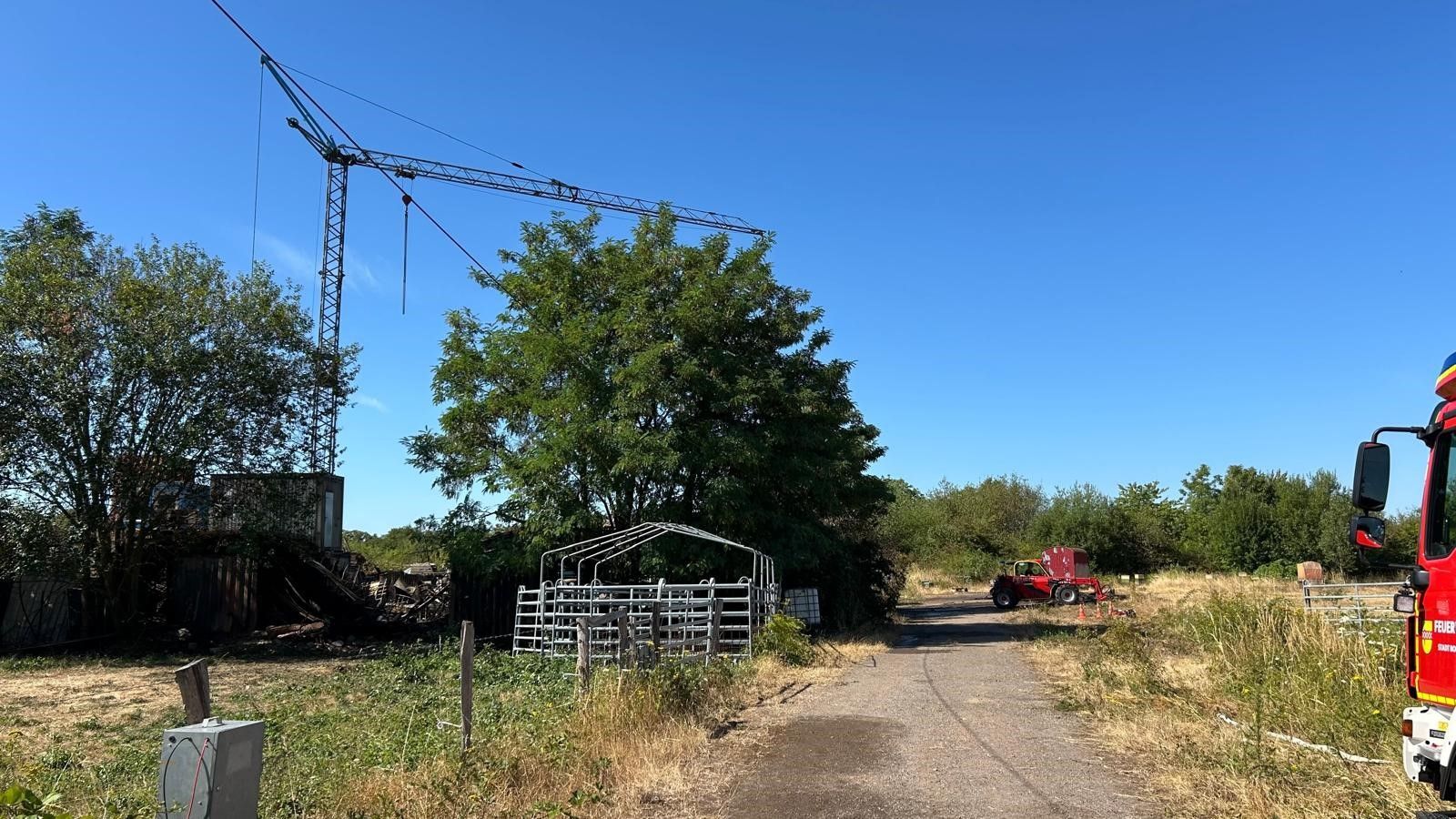 In Bornheim Hersel brannt eine Lagerhalle komplett aus. Die Nachlöscharbeiten zogen sich bis in den Vormittag hin.