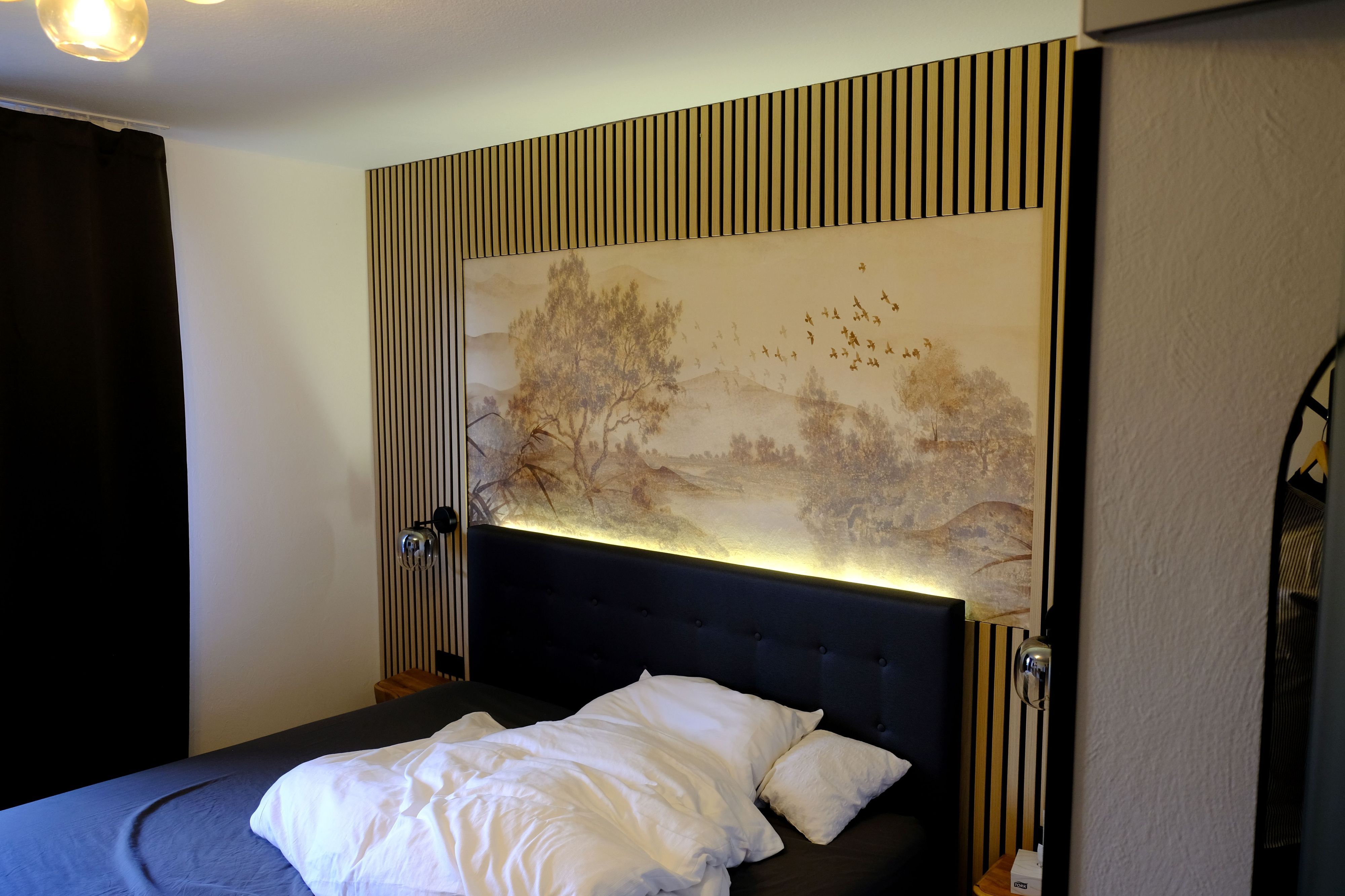 Einrichtung eines der renovierten Doppelzimmer des Hellenthaler Berghofs.