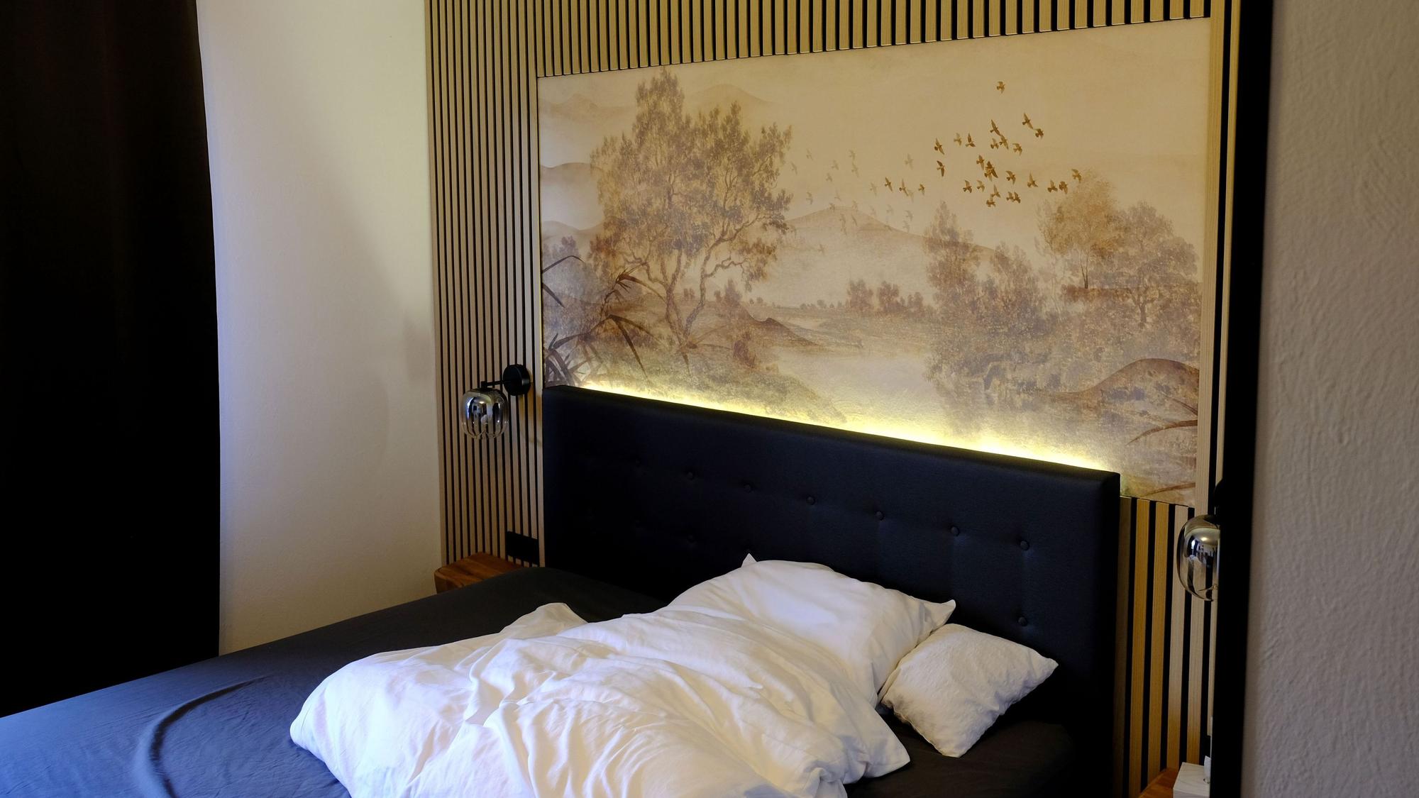 Einrichtung eines der renovierten Doppelzimmer des Hellenthaler Berghofs.