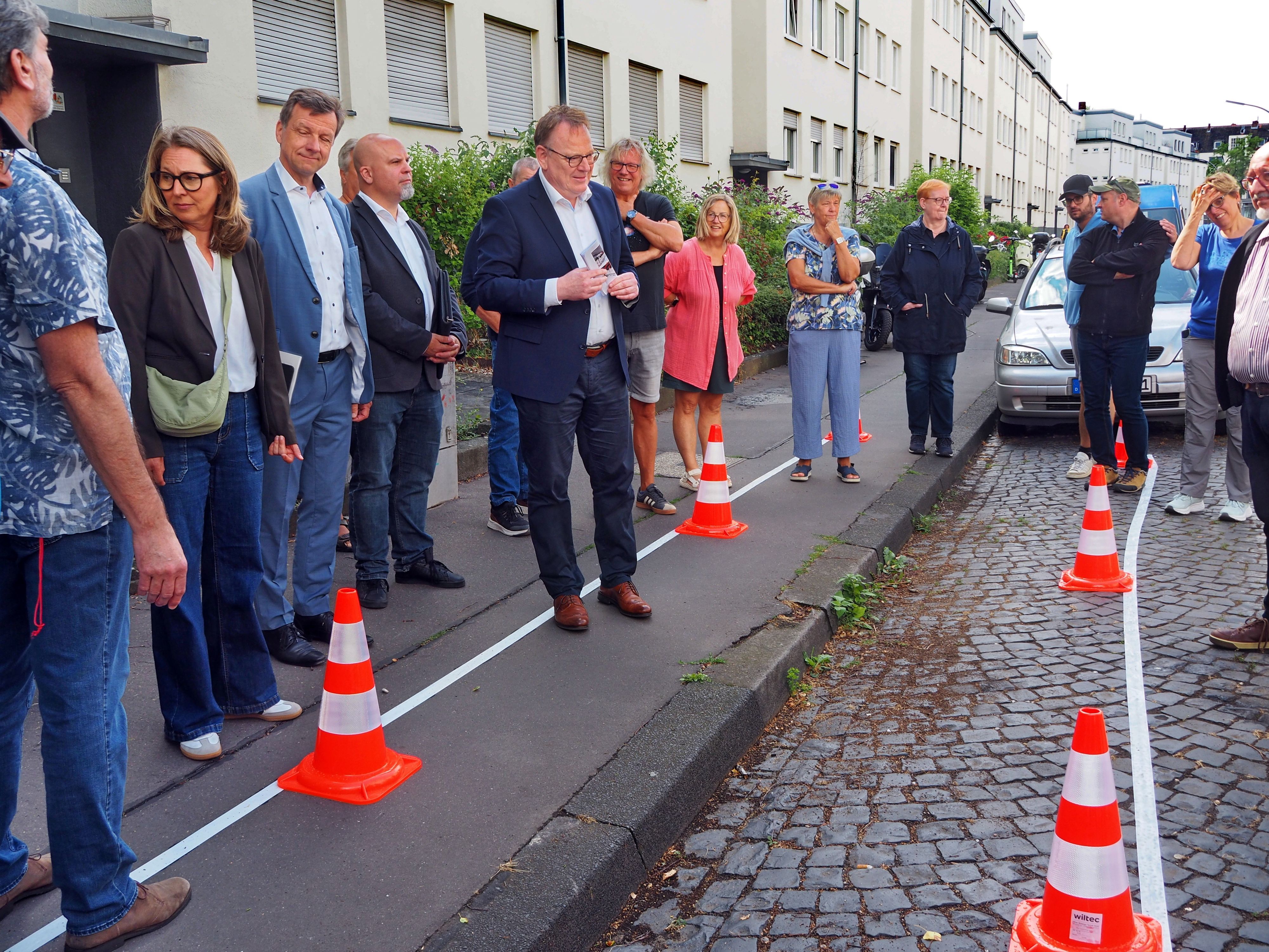 Mit Markierungen und Pylonen veranschaulichten die Anwohner ihren Lösungsvorschlag für das halbseitige Gehwegparken.