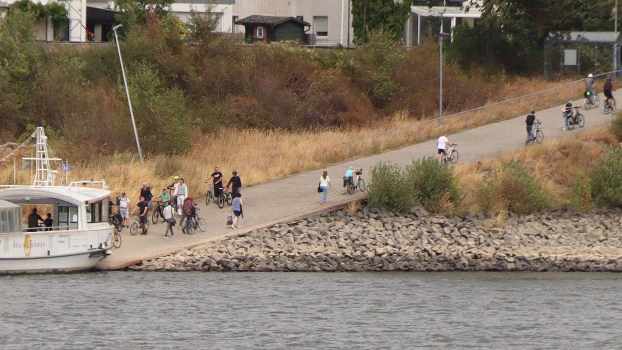 Das Bild zeigt, wie Personen die Fähre Rheinschwan verlassen und betreten.