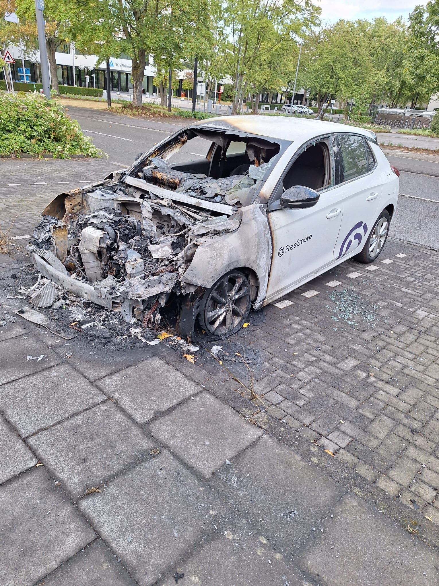 Am Grauen Stein sind am Wochenende zwei Leihwagen ausgebrannt.