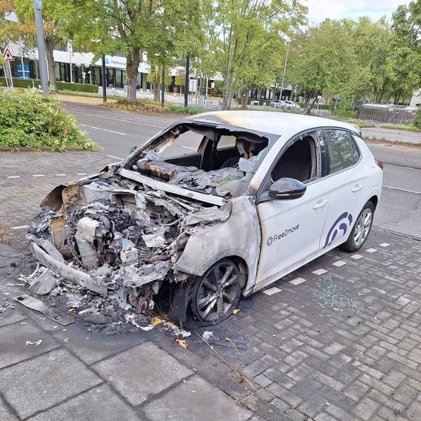 Am Grauen Stein sind am Wochenende zwei Leihwagen ausgebrannt.