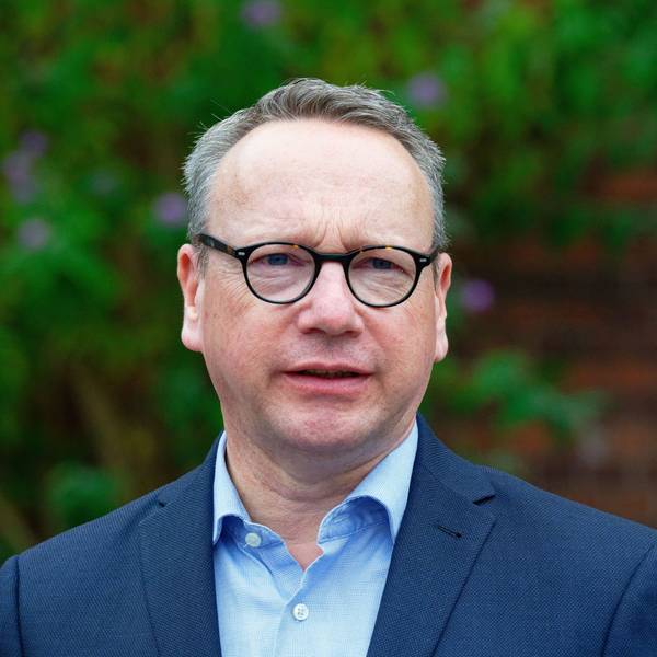 Benjamin Limbach (Grüne), Justizminister von Nordrhein-Westfalen, steht bei einem Pressestatement zu den Vorgängen in der JVA Siegburg im Eingangshof der Anstalt.