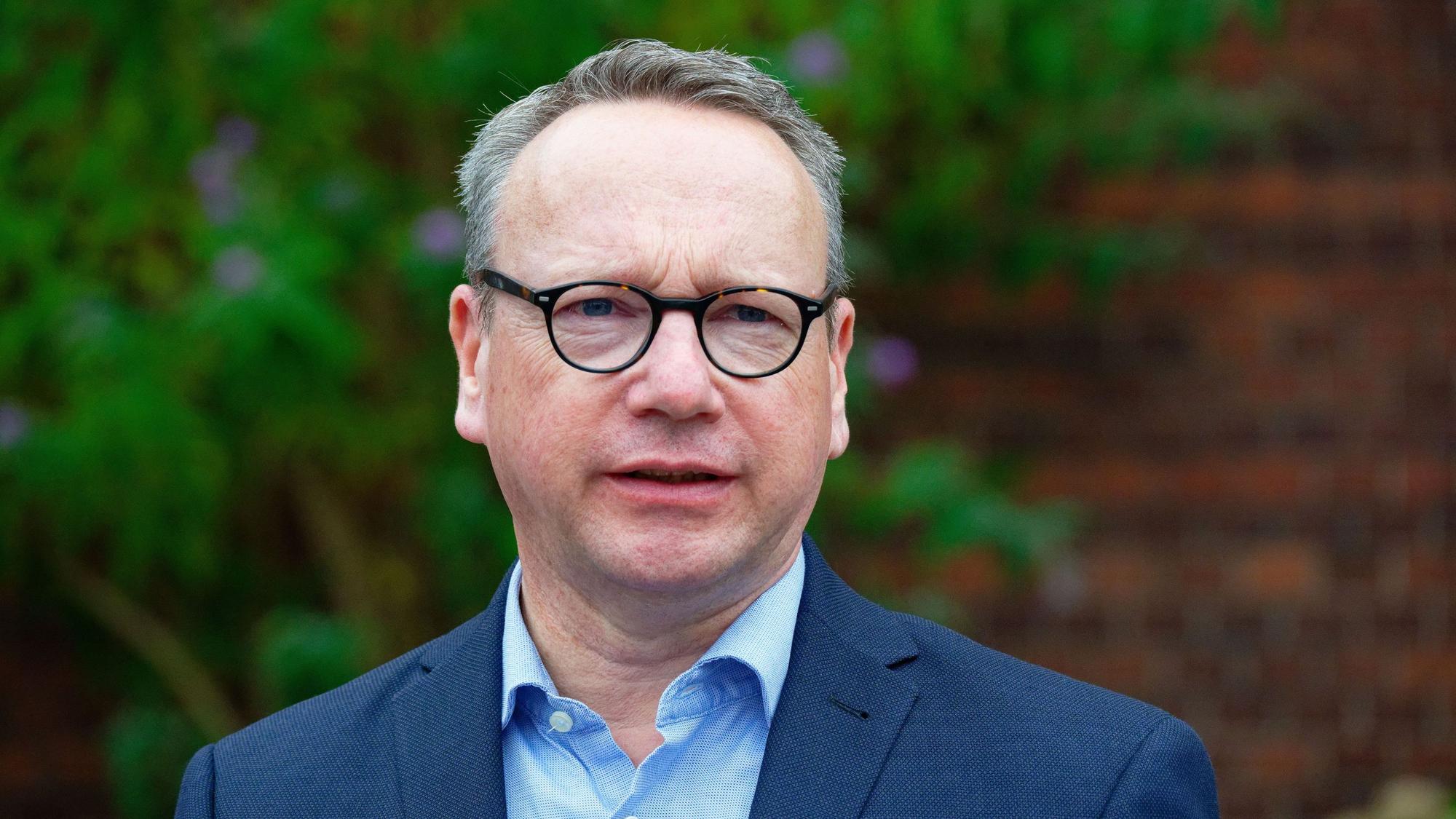 Benjamin Limbach (Grüne), Justizminister von Nordrhein-Westfalen, steht bei einem Pressestatement zu den Vorgängen in der JVA Siegburg im Eingangshof der Anstalt.