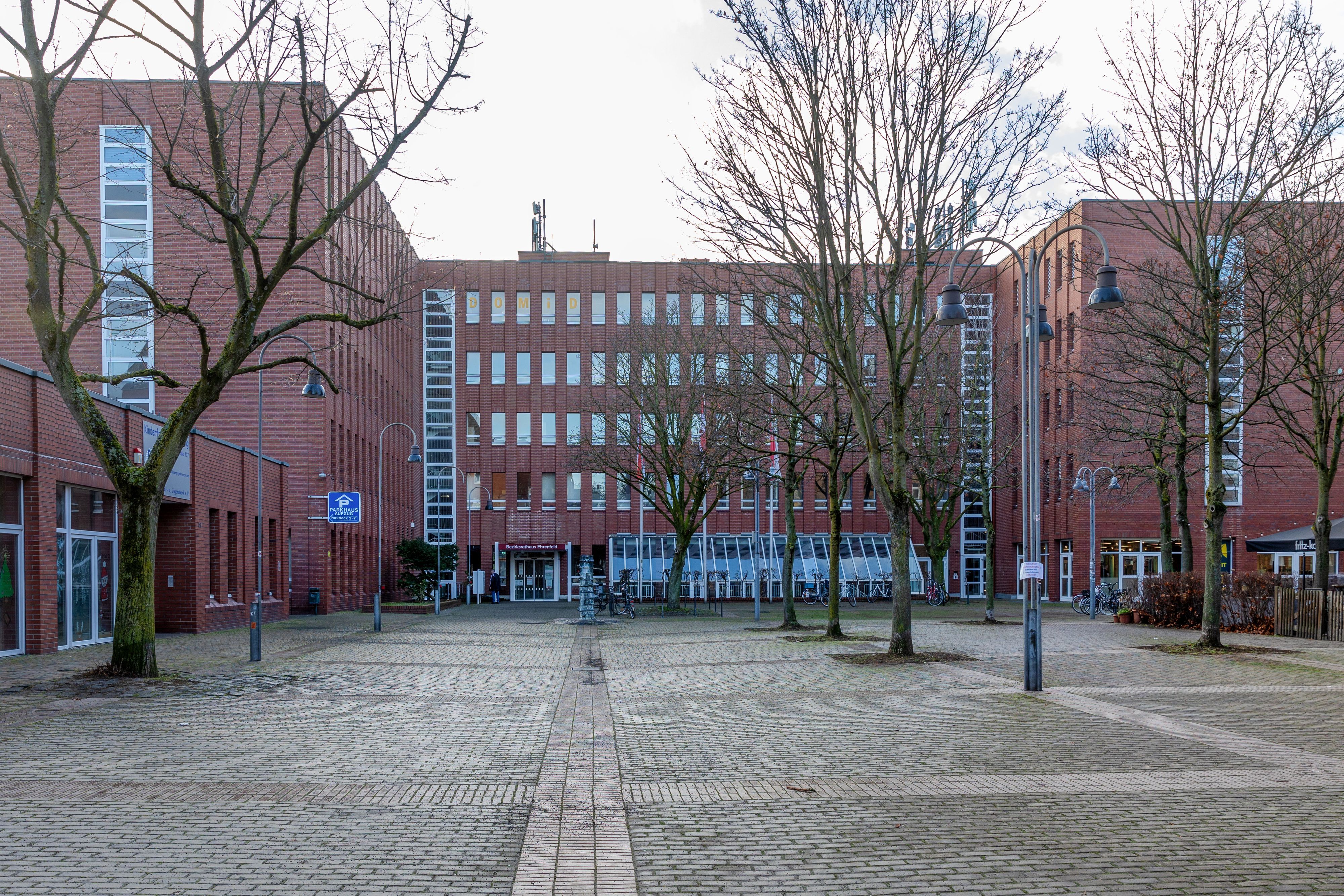 30.12.2025 Köln: Das Bezirksrathaus Ehrenfeld, von der Verwaltung auch als Kundenzentrum Ehrenfeld oder Bürgeramt Ehrenfeld bezeichnet.Venloer Straße 419.  Foto: Martina Goyert