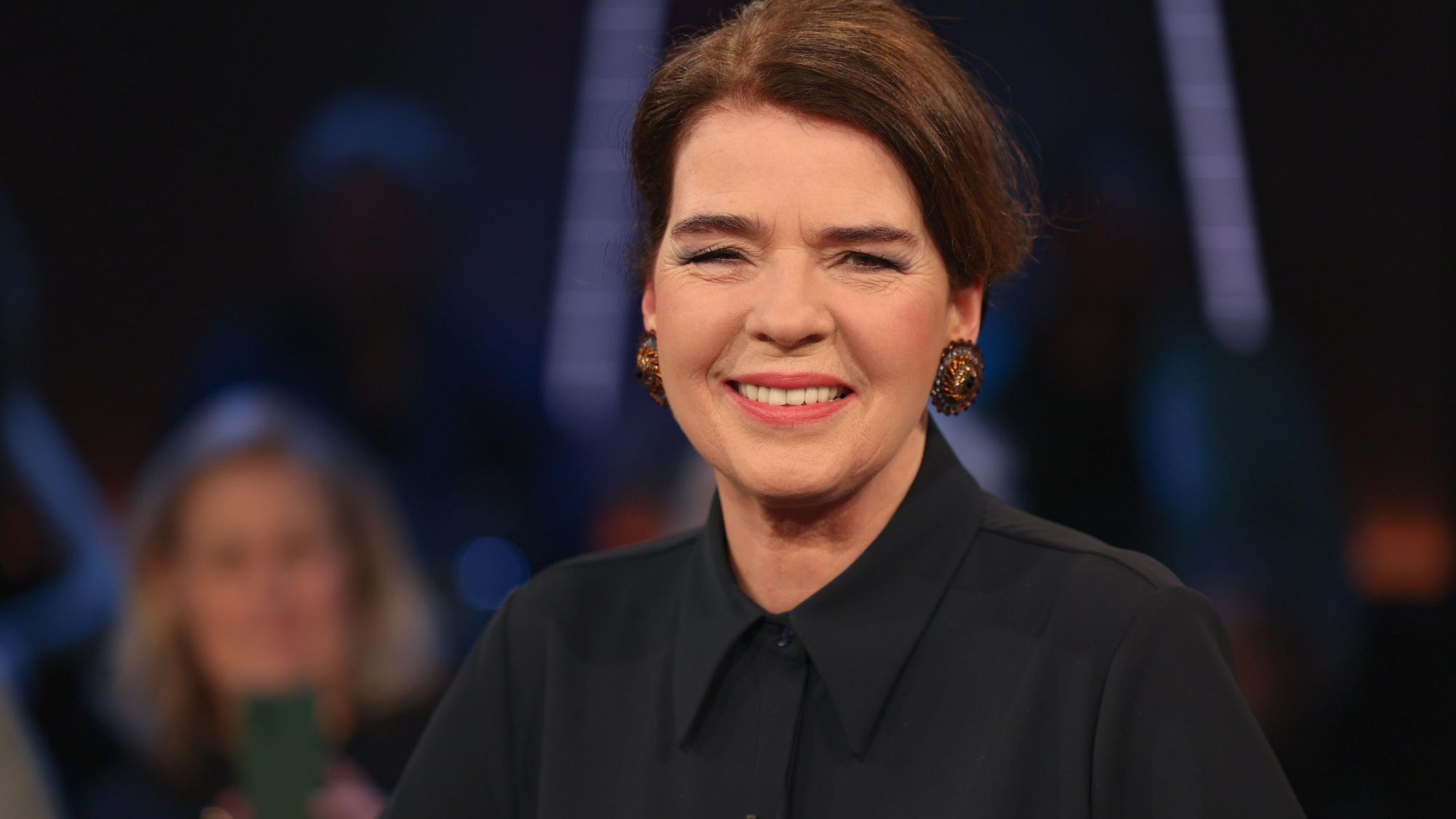 Susanne Daubner, Tagesschau-Sprecherin, hat bei der Vorstellung der Top Ten zum Jugendwort 2026 „Du bist gut genug“ gesungen. (Archivbild)