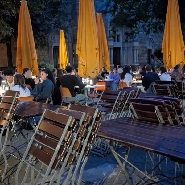 Während die Außengastronomie bei „Tante Kurt“ bislang um 22 Uhr schließen musste, durfte das „Hallmackenreuther“ direkt daneben schon zwei Stunden länger geöffnet bleiben. Jetzt gelten wieder für alle die gleichen Regeln.